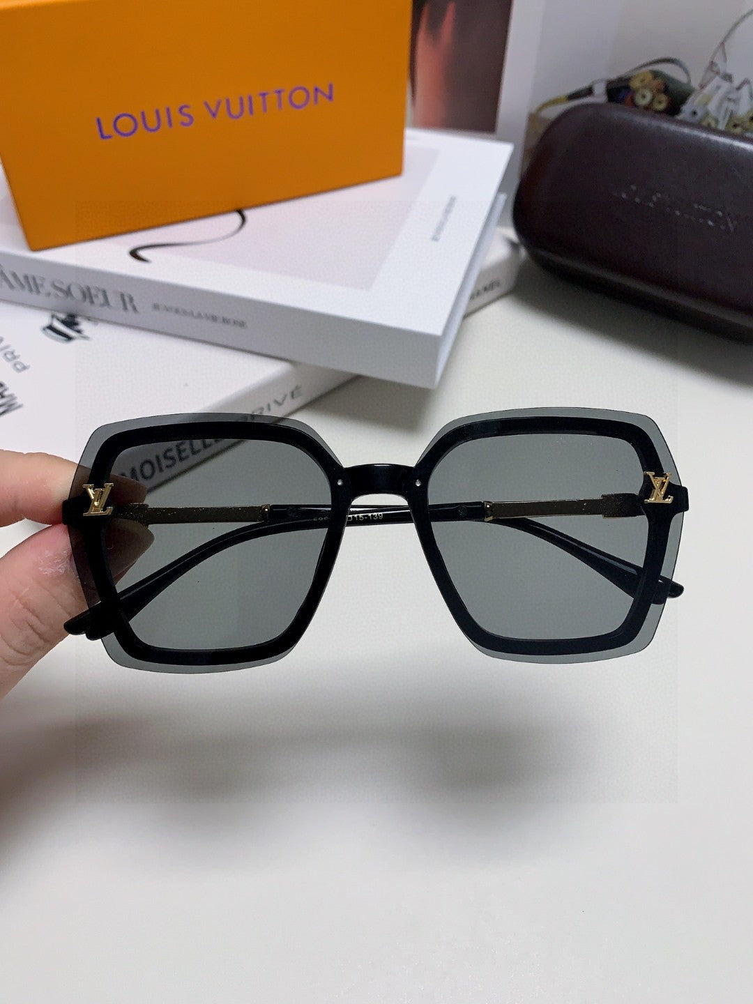 LOUIS VUITTON SQUARE SUNGLASSES 581357 IN BLACK ACETATE