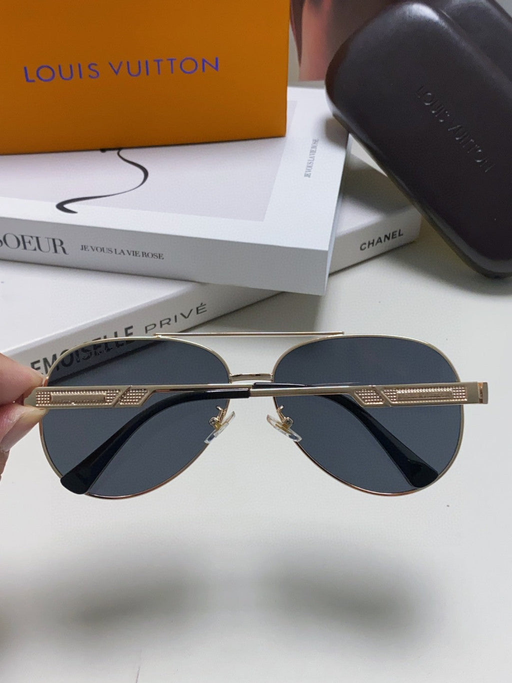 LOUIS VUITTON PILOT SUNGLASS 581364 IN GOLD METAL BLACK LENSES