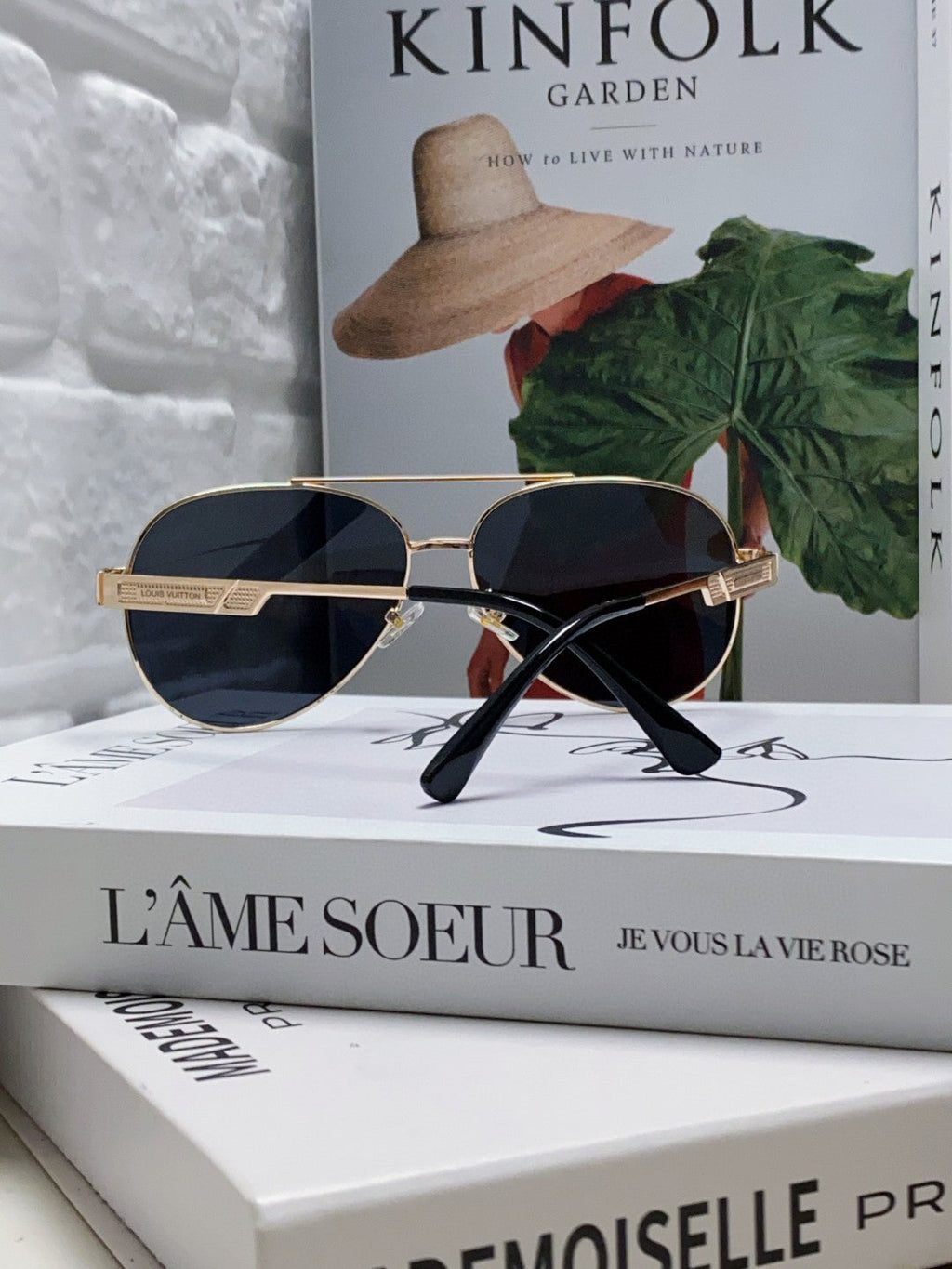 LOUIS VUITTON PILOT SUNGLASS 581364 IN GOLD METAL BLACK LENSES