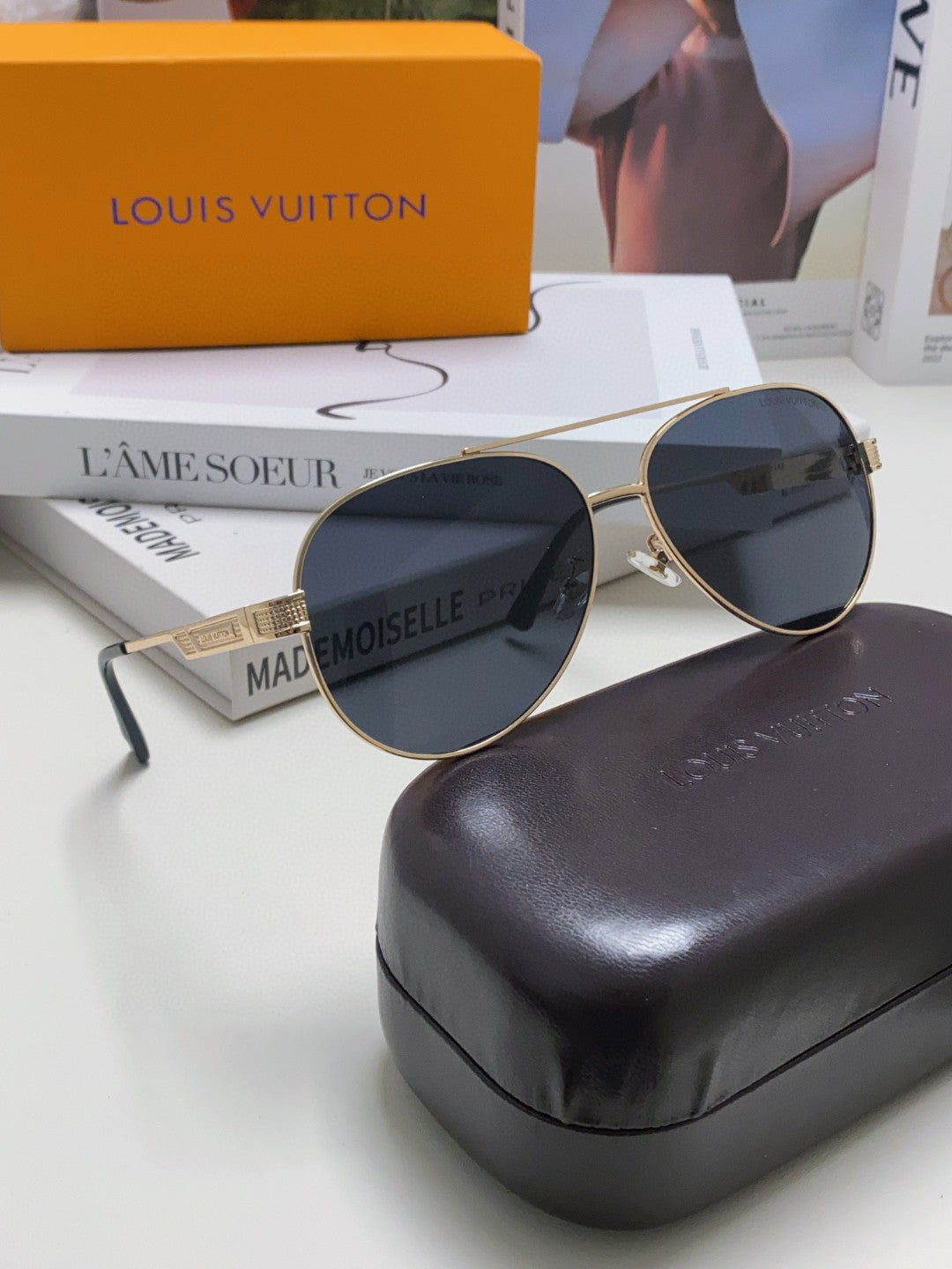 LOUIS VUITTON PILOT SUNGLASS 581364 IN GOLD METAL BLACK LENSES
