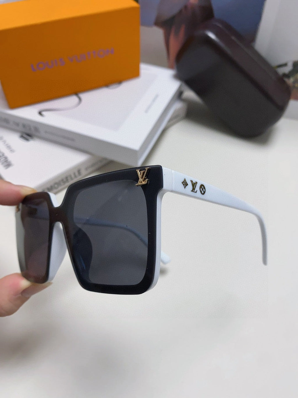 LOUIS VUITTON SQUARE SUNGLASS 581369 IN WHITE ACETATE