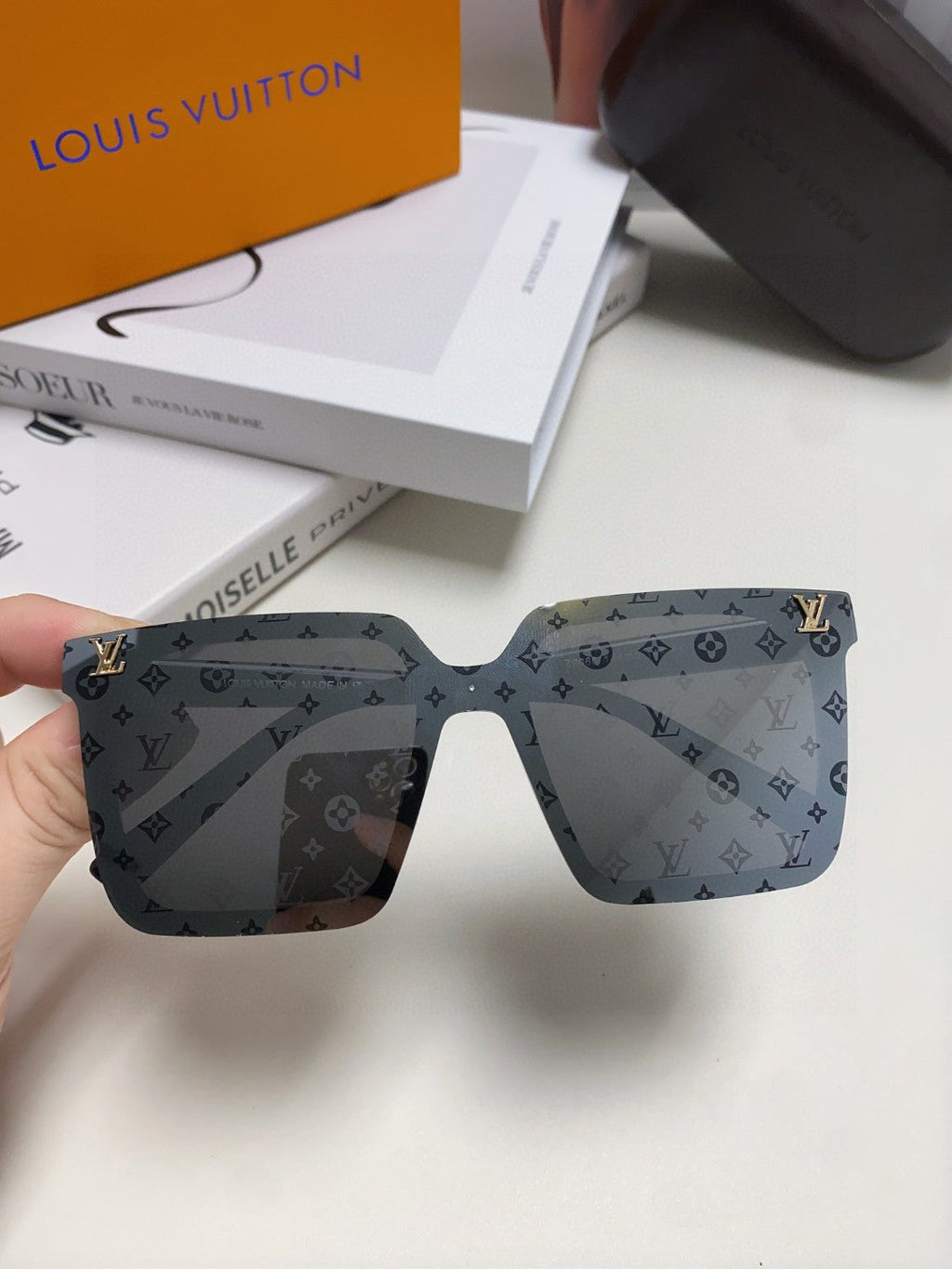 LOUIS VUITTON SQUARE SUNGLASS 581366 IN BLACK ACETATE MONOGRAM MASK ON LENS