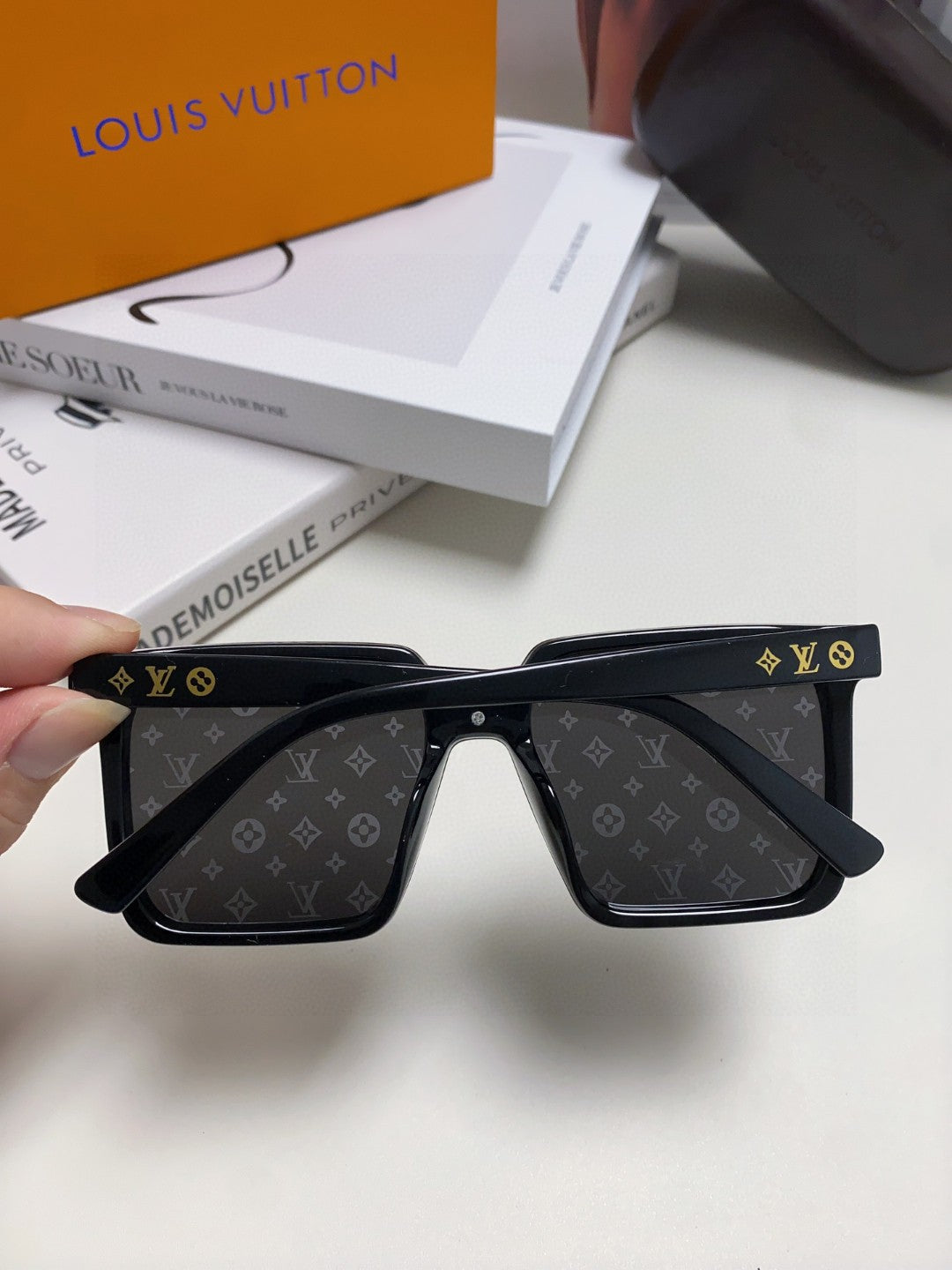 LOUIS VUITTON SQUARE SUNGLASS 581366 IN BLACK ACETATE MONOGRAM MASK ON LENS