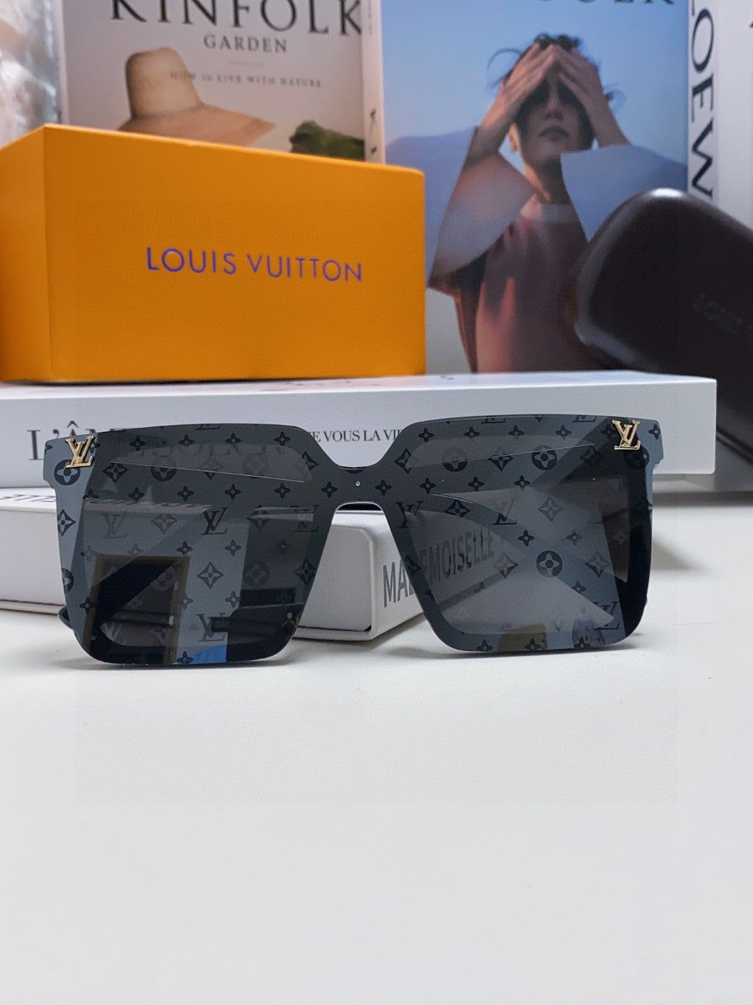 LOUIS VUITTON SQUARE SUNGLASS 581366 IN BLACK ACETATE MONOGRAM MASK ON LENS