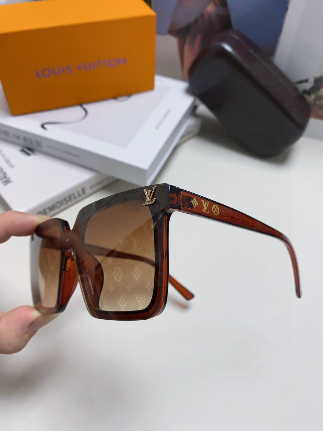 LOUIS VUITTON SQUARE SUNGLASS 581367 IN BROWN ACETATE MONOGRAM MASK ON LENS