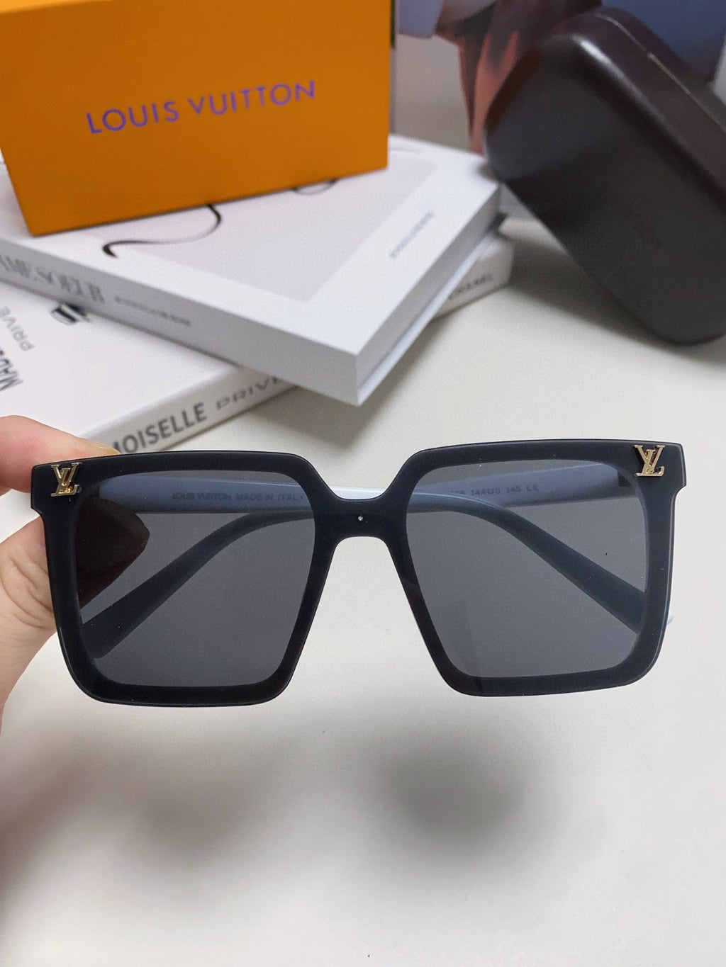 LOUIS VUITTON SQUARE SUNGLASS 581369 IN WHITE ACETATE