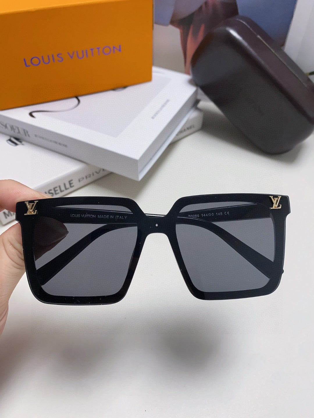 LOUIS VUITTON SQUARE SUNGLASS 581370 IN BLACK ACETATE