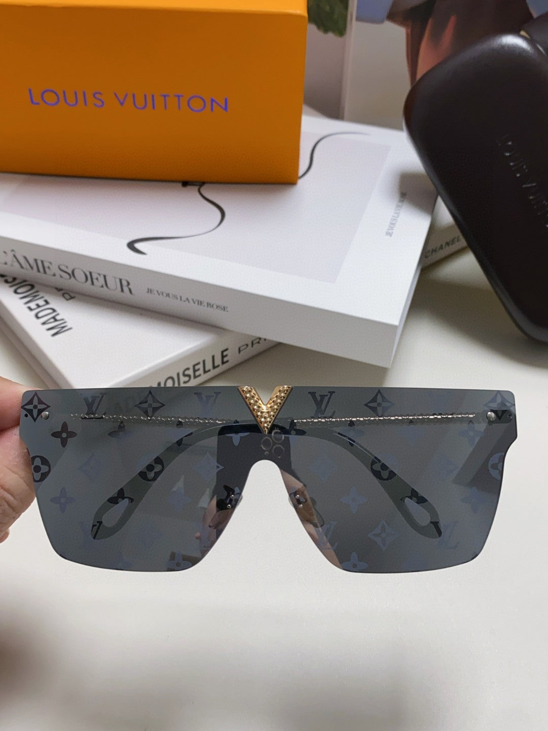 LOUIS VUITTON SQUARE SUNGLASS 581371 IN GOLD METAL MONOGRAM ON LENS