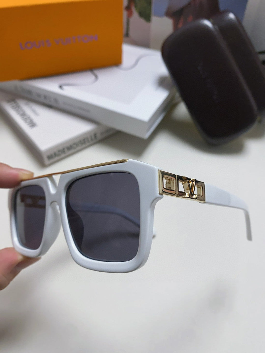 LOUIS VUITTON MASCOT PILOT SQUARE SUNGLASS 581377 IN WHTIE ACETATE GOLD METAL