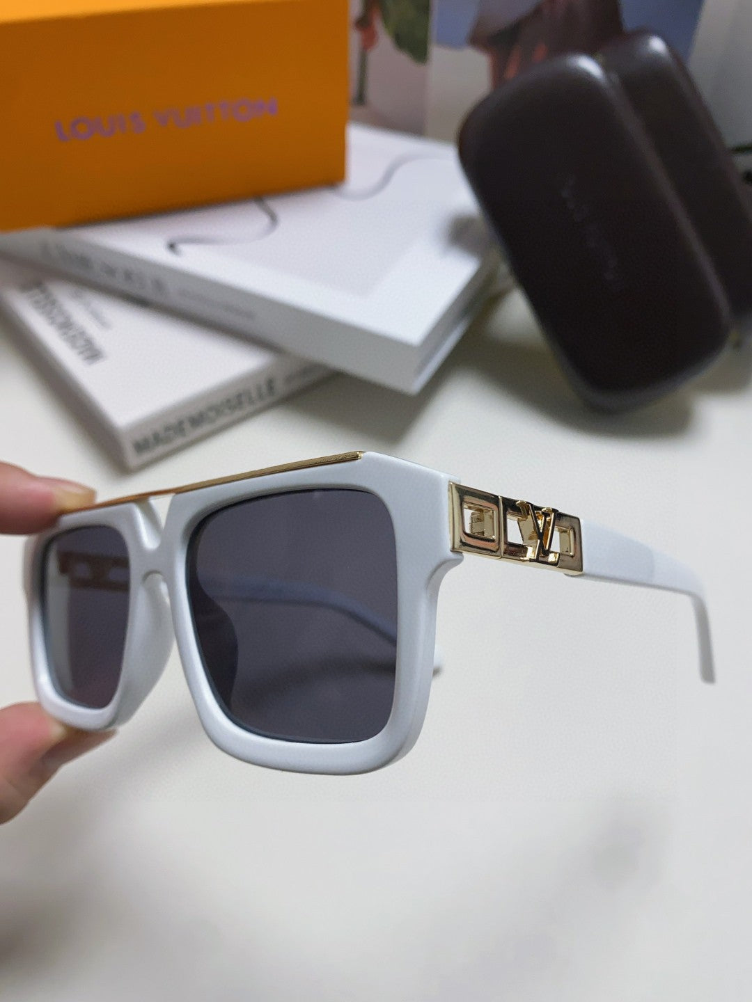 LOUIS VUITTON MASCOT PILOT SQUARE SUNGLASS 581377 IN WHTIE ACETATE GOLD METAL