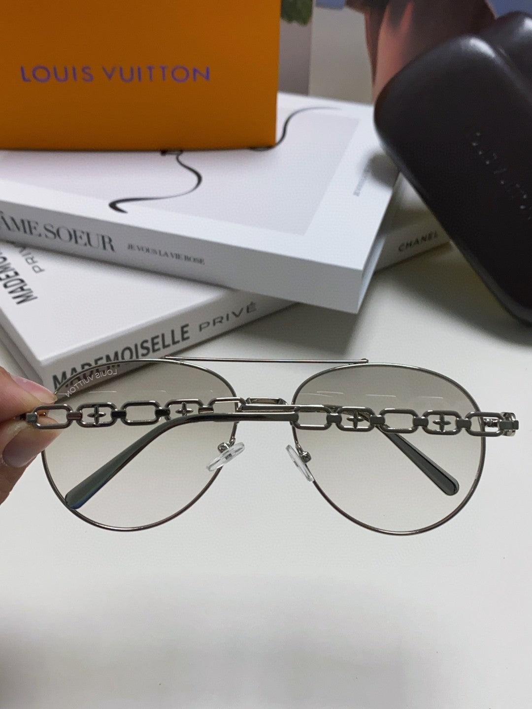LOUIS VUITTON CHAIN PILOT SUNGLASS 581379 IN SILVER METAL LIGHT GREY SMOKE LENSES