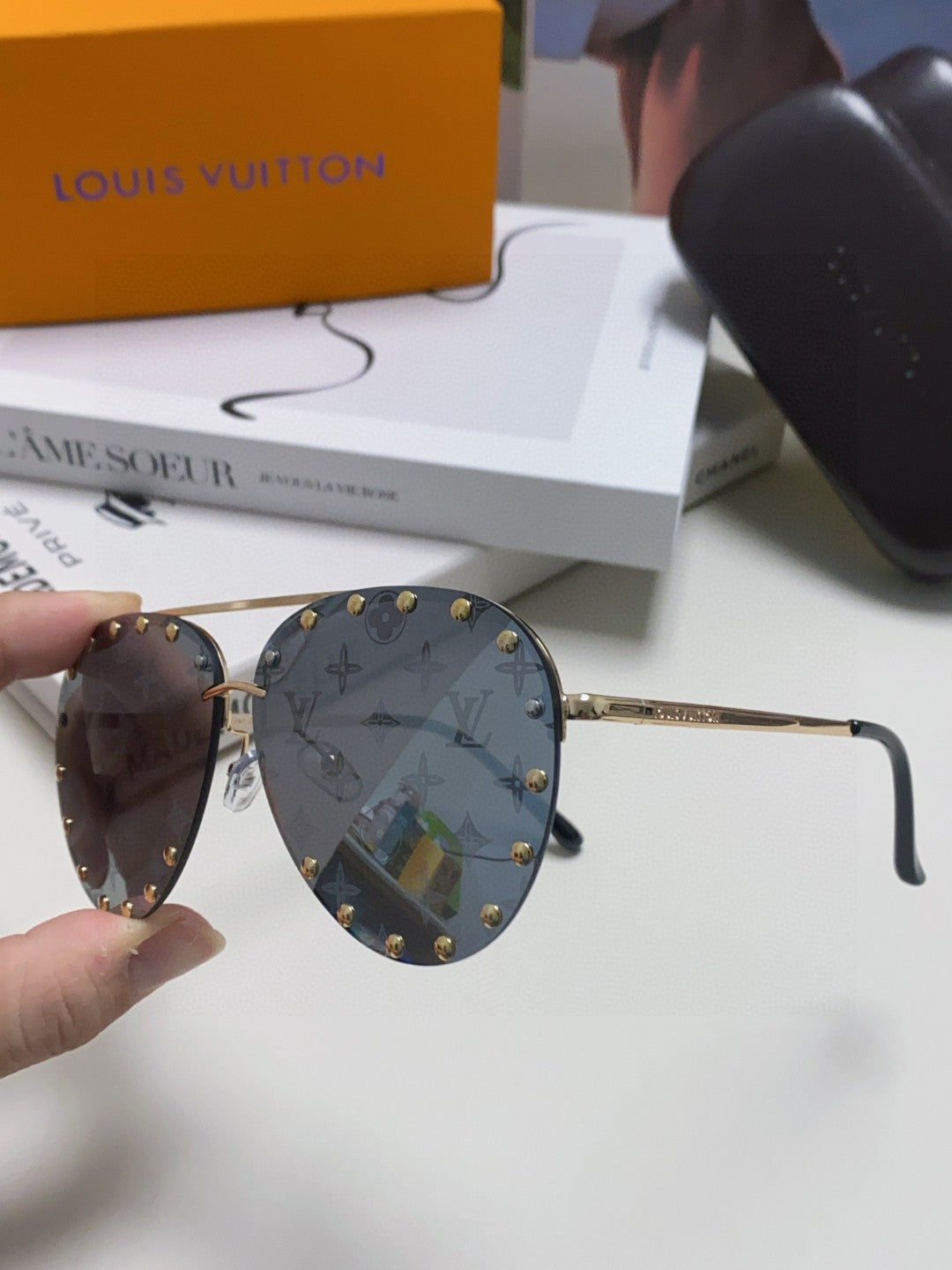 LOUIS VUITTON PARTY PILOT SUNGLASSES 567462 IN GOLD METAL MONOGRAM LOGO ON LENS