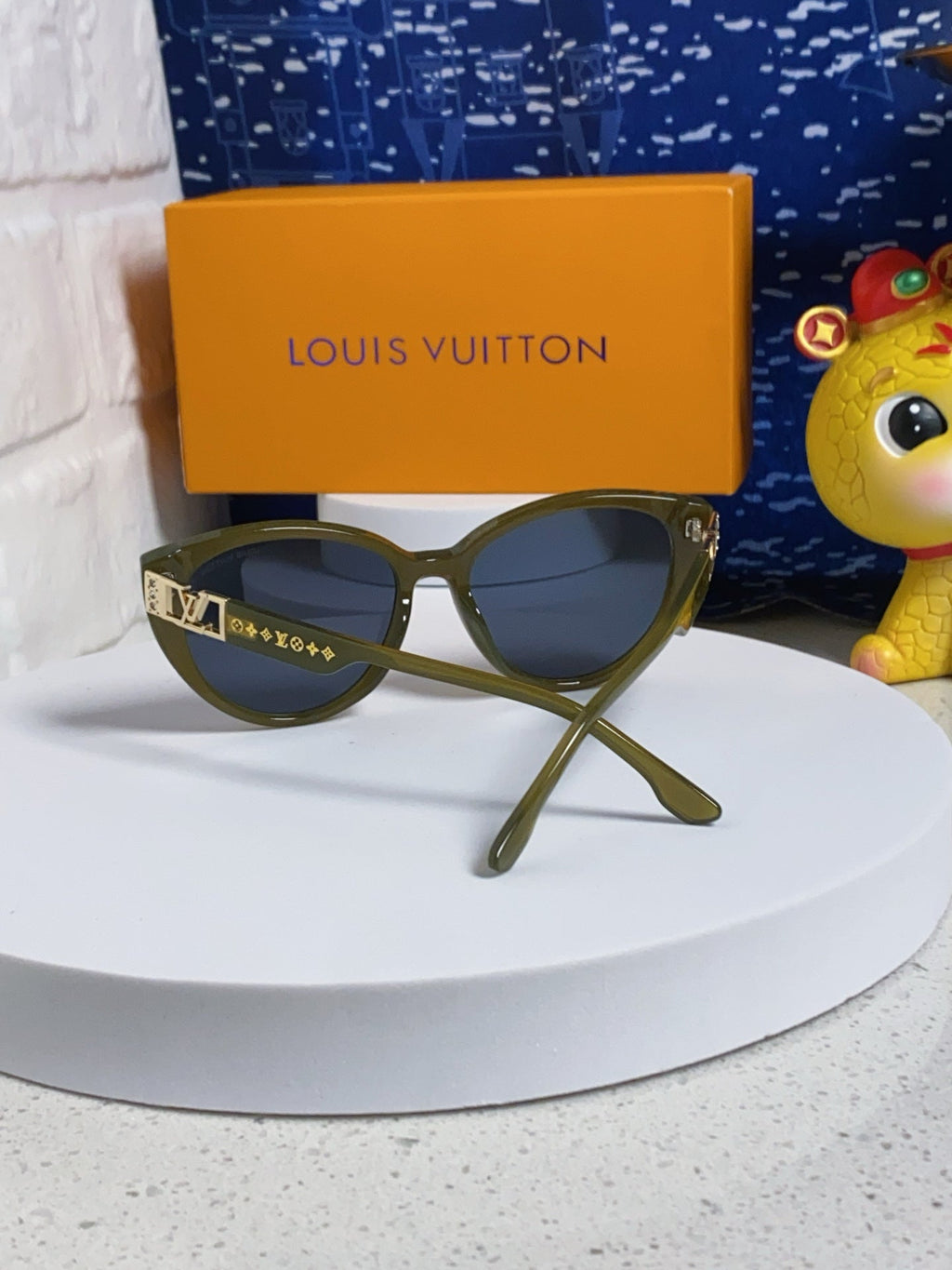 LOUIS VUITTON CAT EYE SUNGLASSES 567469 IN GREEN CLEAR ACETATE