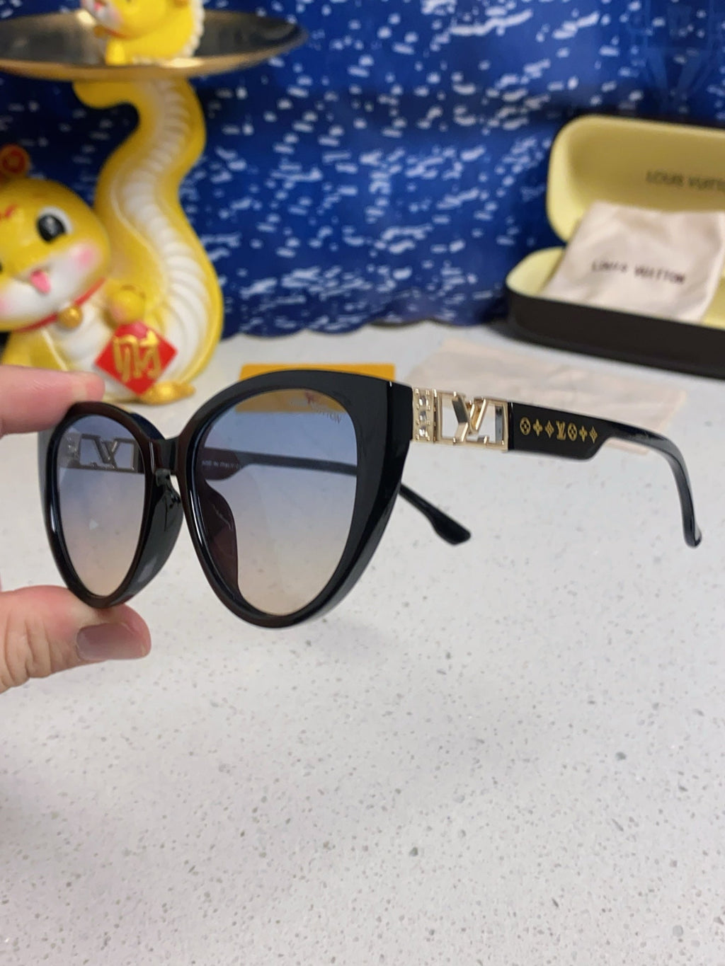 LOUIS VUITTON CAT EYE SUNGLASSES 567470 IN BLACK ACETATE GREY SMOKE LENS