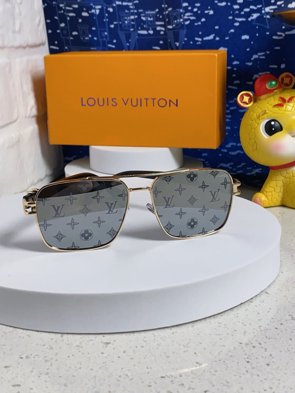 LOUIS VUITTON SIGNATURE SQUARE SUNGLASSES 567473 IN GOLD METAL MONOGRAM ON LENSES