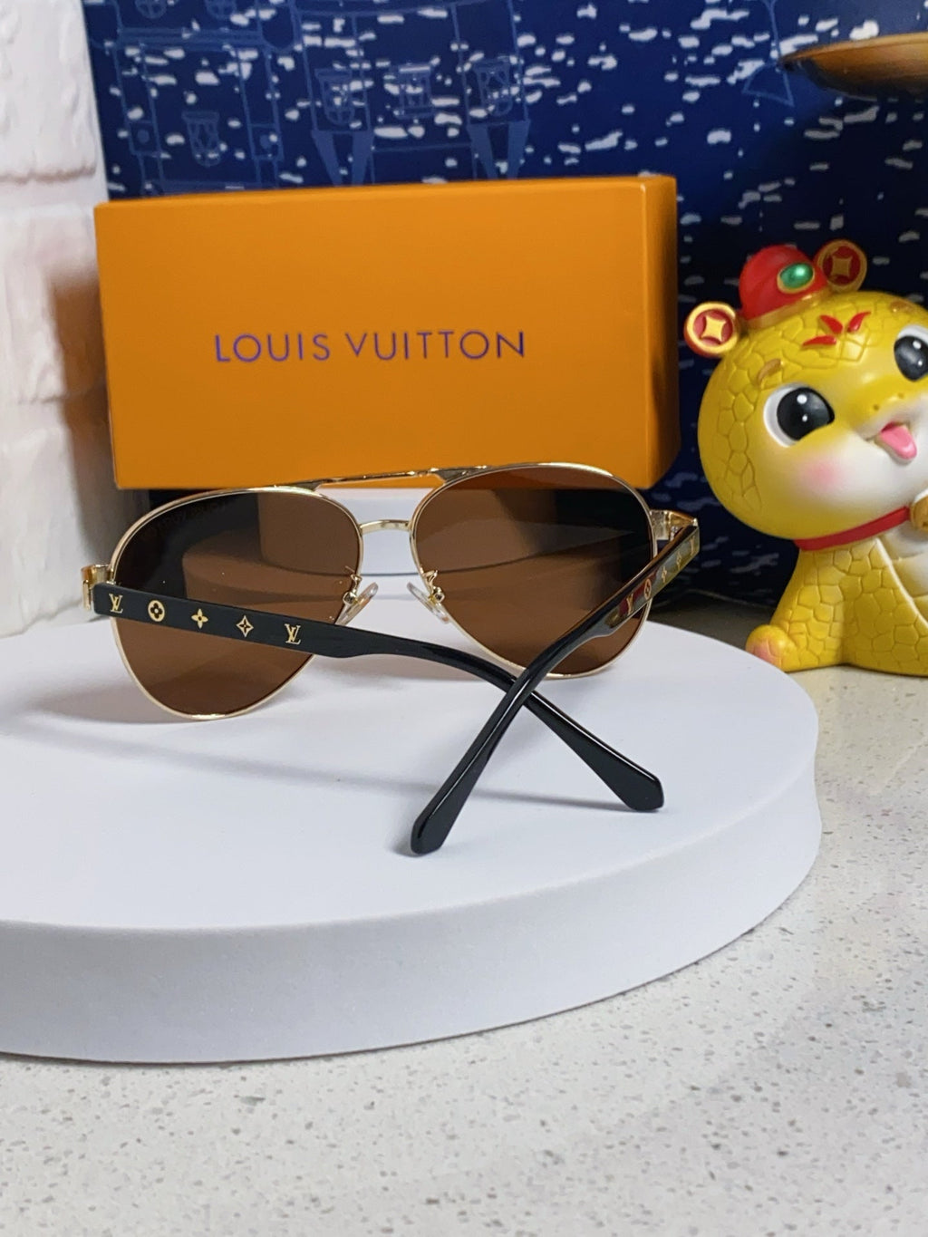 LOUIS VUITTON PILOT SUNGLASSES 571634 IN GOLD METAL BROWN LENSES MONOGRAM LOGO