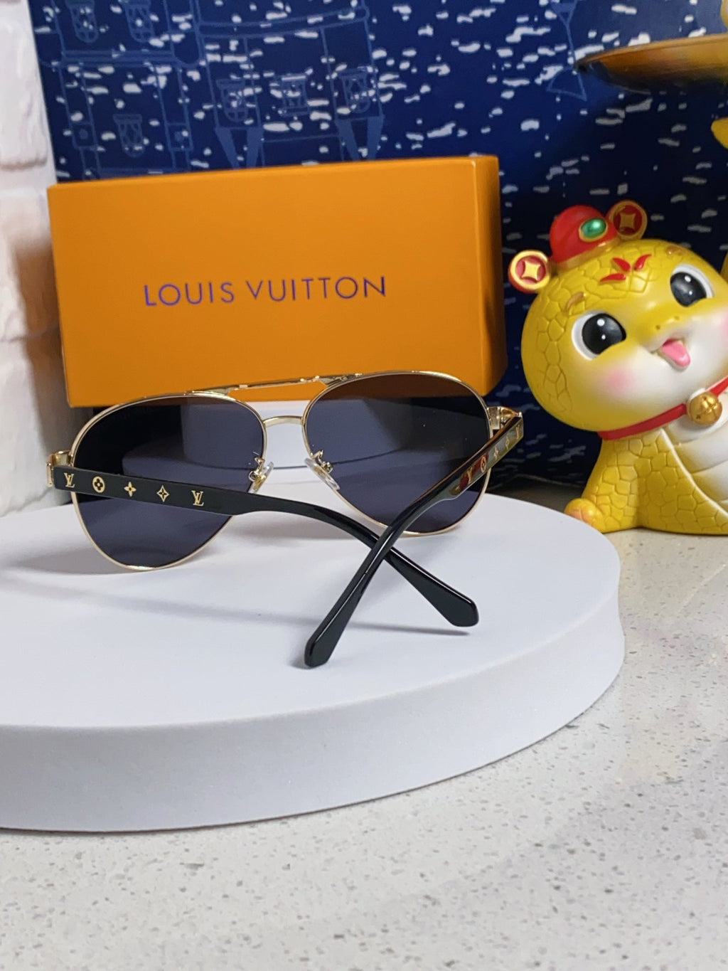 LOUIS VUITTON PILOT SUNGLASSES 571635 IN GOLD METAL BLACK LENSES MONOGRAM LOGO