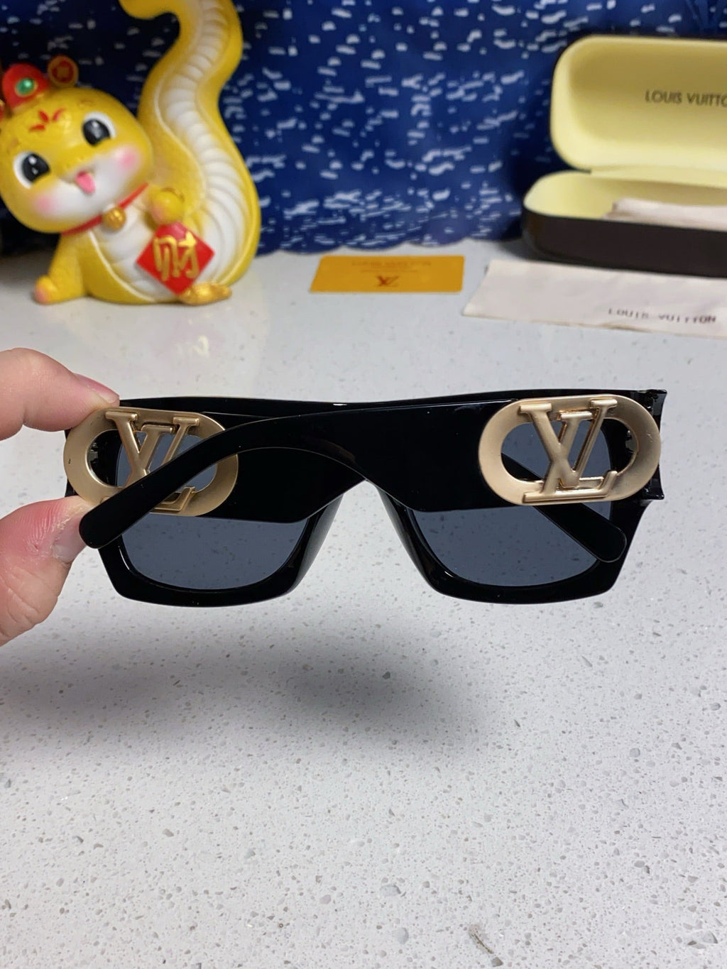LOUIS VUITTON LINK SQUARE SUNGLASSES 570276 IN BLACK ACETATE GOLD LOGO