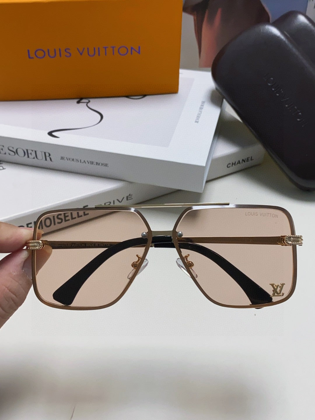 LOUIS VUITTON SQUARE SUNGLASSES 570262 IN GOLD METAL LIGHT BROWN LENS