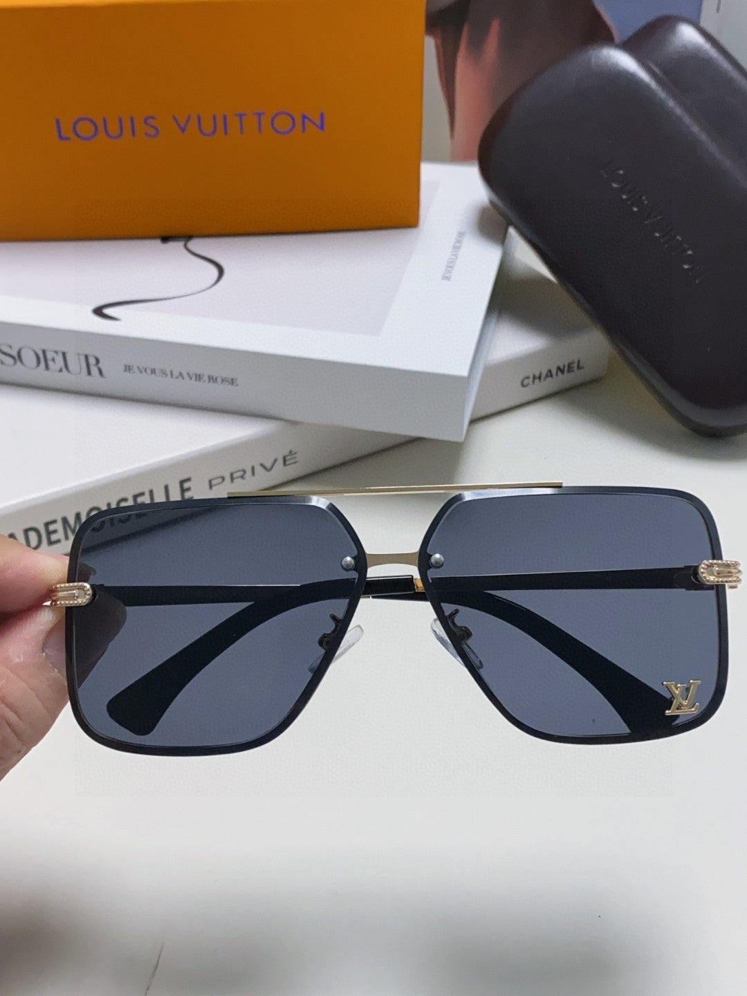 LOUIS VUITTON SQUARE SUNGLASSES 570265 IN GOLD METAL LOGO ON LENS