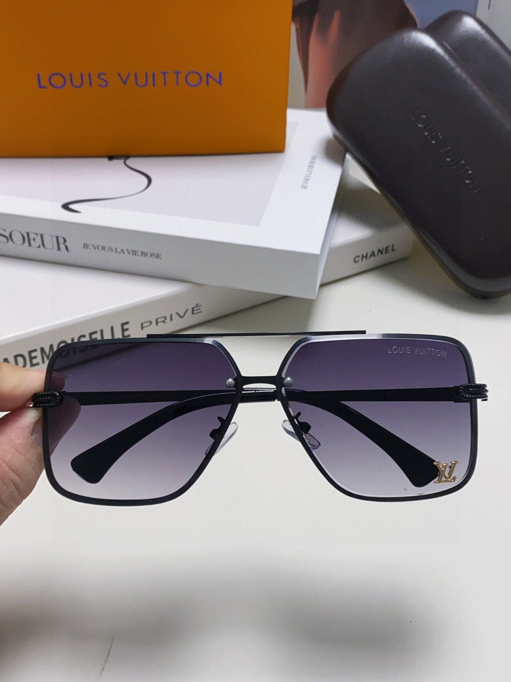 LOUIS VUITTON SQUARE SUNGLASSES 570266 IN BLACK METAL LOGO ON LENS