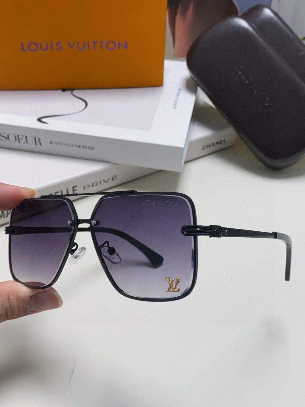 LOUIS VUITTON SQUARE SUNGLASSES 570266 IN BLACK METAL LOGO ON LENS