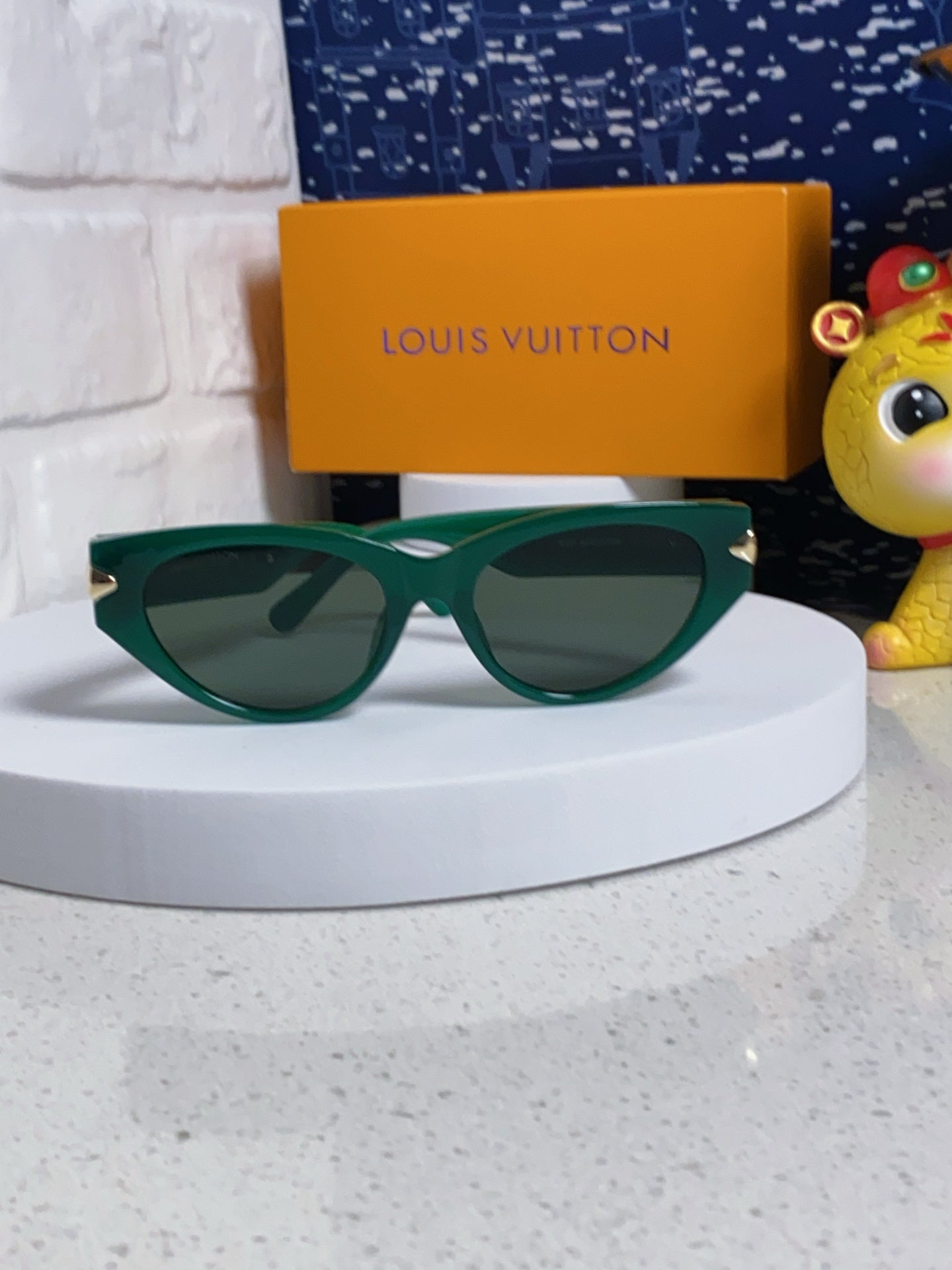 LOUIS VUITTON CAT EYE SUNGLASSES 576882 IN GREEN AND GOLD ACETATE