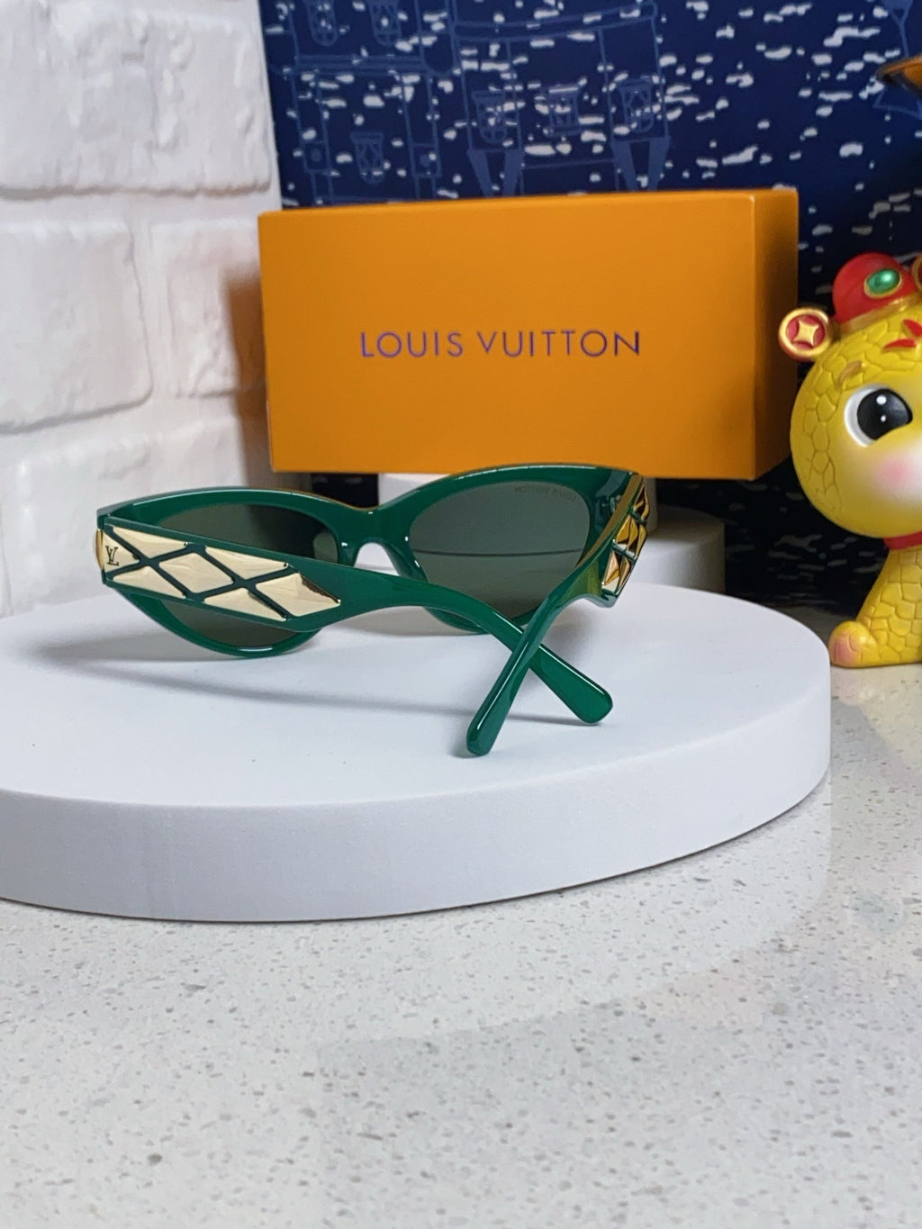 LOUIS VUITTON CAT EYE SUNGLASSES 576882 IN GREEN AND GOLD ACETATE