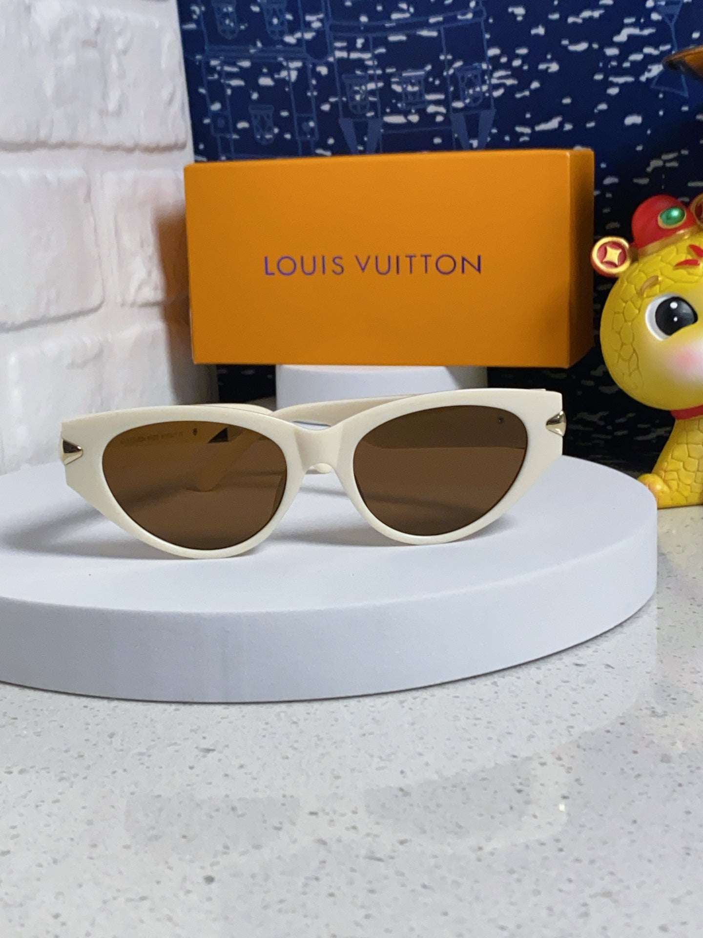 LOUIS VUITTON CAT EYE SUNGLASSES 576884 IN IVORY AND GOLD ACETATE
