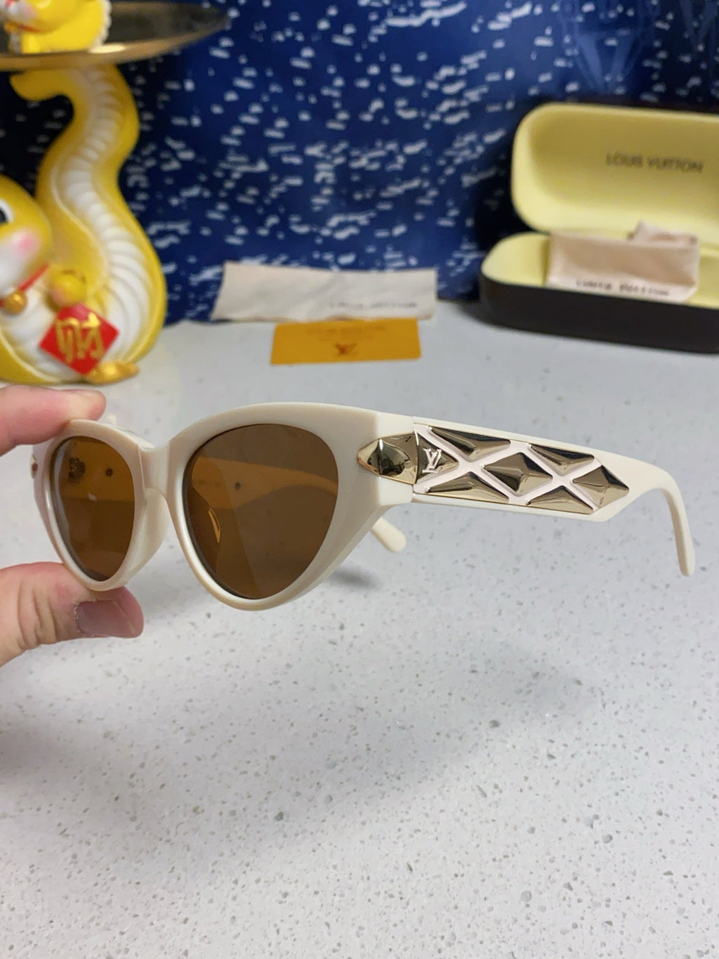 LOUIS VUITTON CAT EYE SUNGLASSES 576884 IN IVORY AND GOLD ACETATE