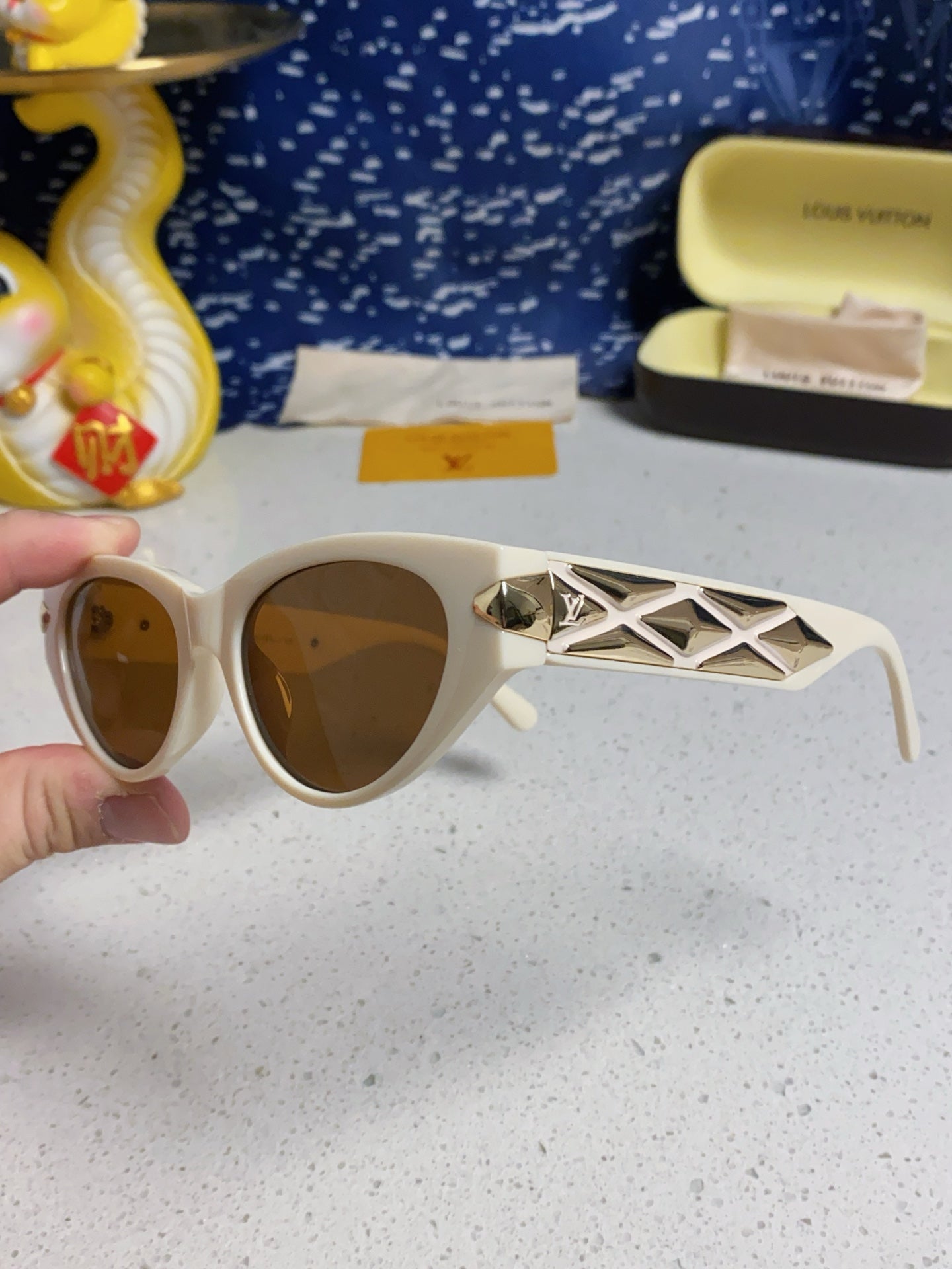 LOUIS VUITTON CAT EYE SUNGLASSES 576884 IN IVORY AND GOLD ACETATE