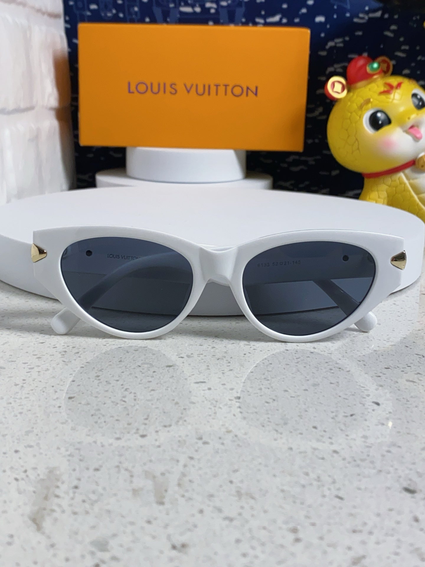 LOUIS VUITTON CAT EYE SUNGLASSES 576885 IN WHITE AND GOLD ACETATE