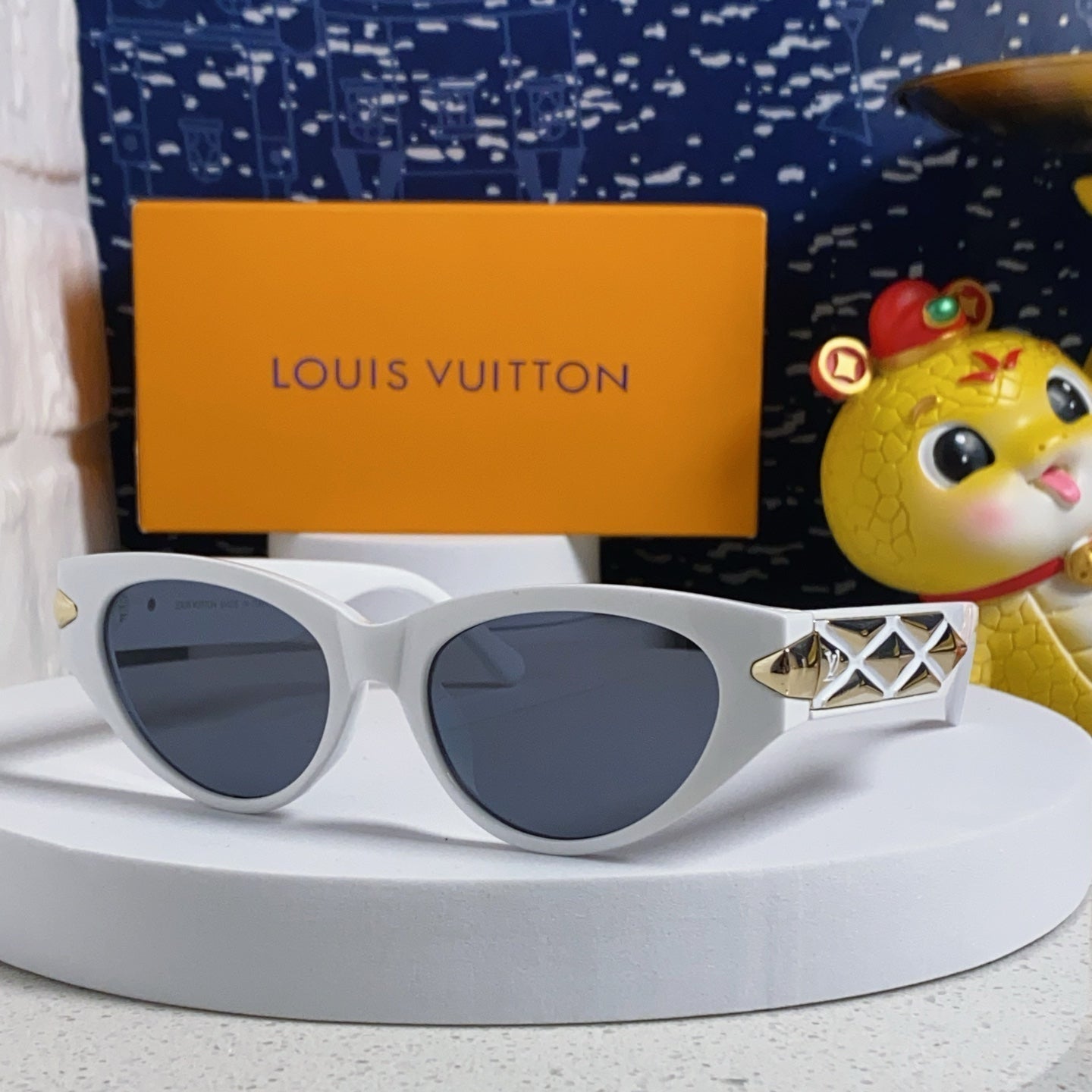 LOUIS VUITTON CAT EYE SUNGLASSES 576885 IN WHITE AND GOLD ACETATE
