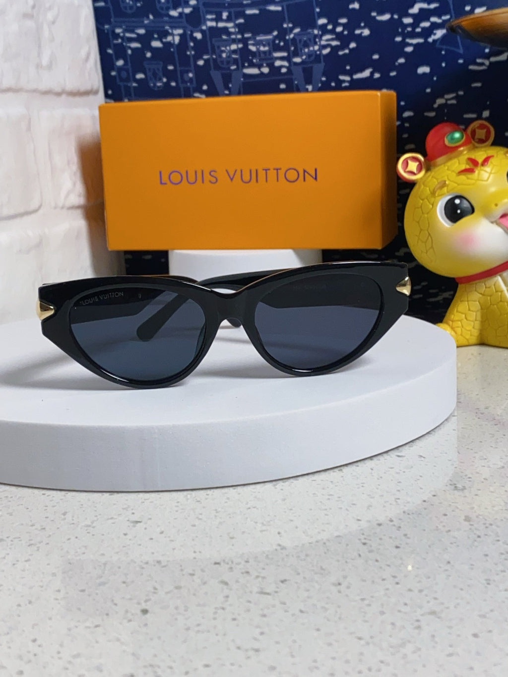 LOUIS VUITTON CAT EYE SUNGLASSES 576886 IN BLACK AND GOLD ACETATE
