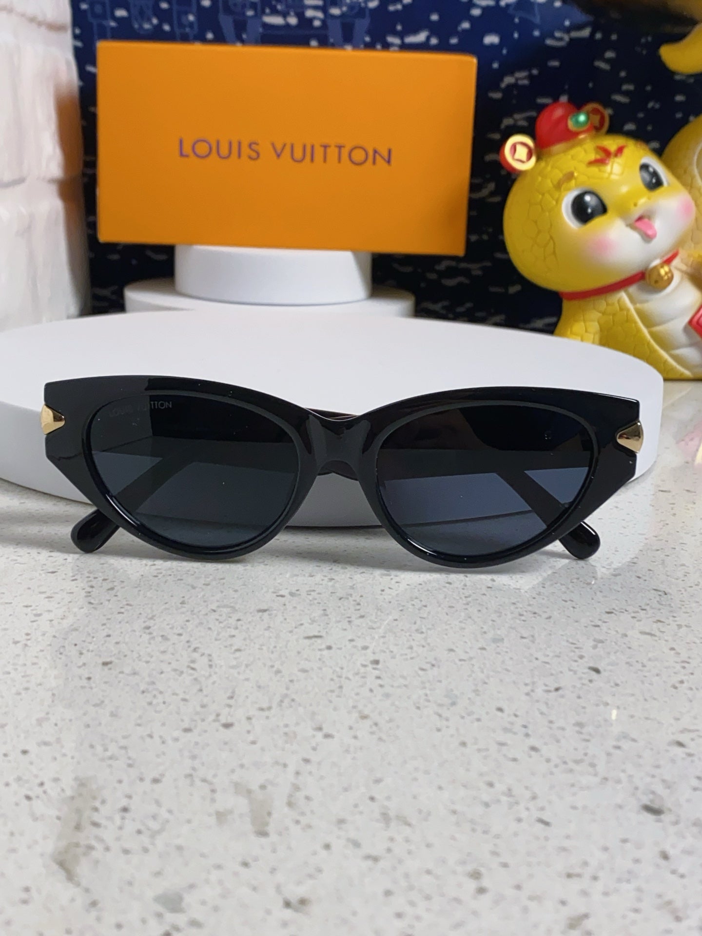 LOUIS VUITTON CAT EYE SUNGLASSES 576886 IN BLACK AND GOLD ACETATE