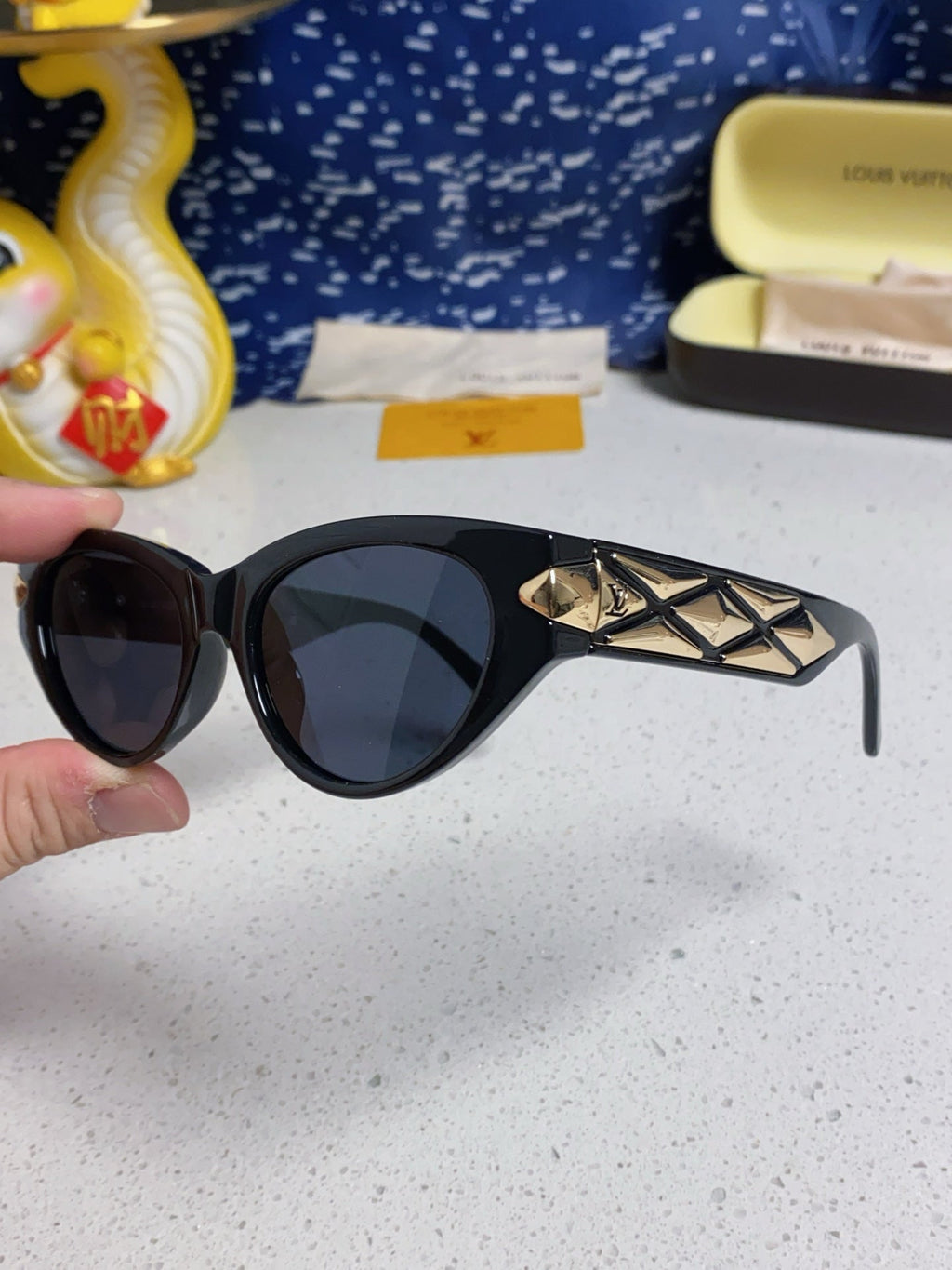 LOUIS VUITTON CAT EYE SUNGLASSES 576886 IN BLACK AND GOLD ACETATE