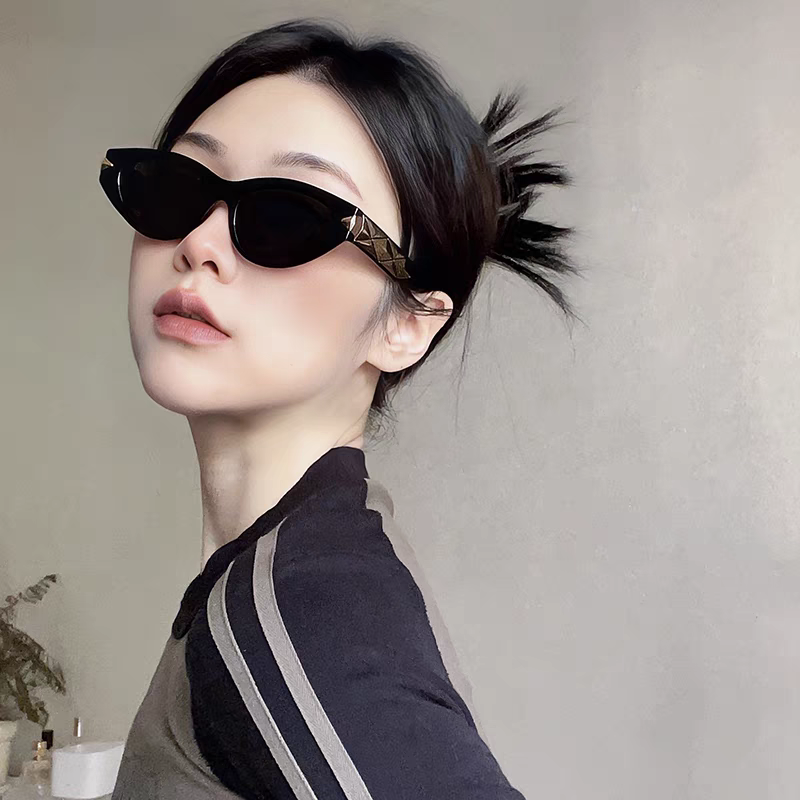 LOUIS VUITTON CAT EYE SUNGLASSES 576886 IN BLACK AND GOLD ACETATE