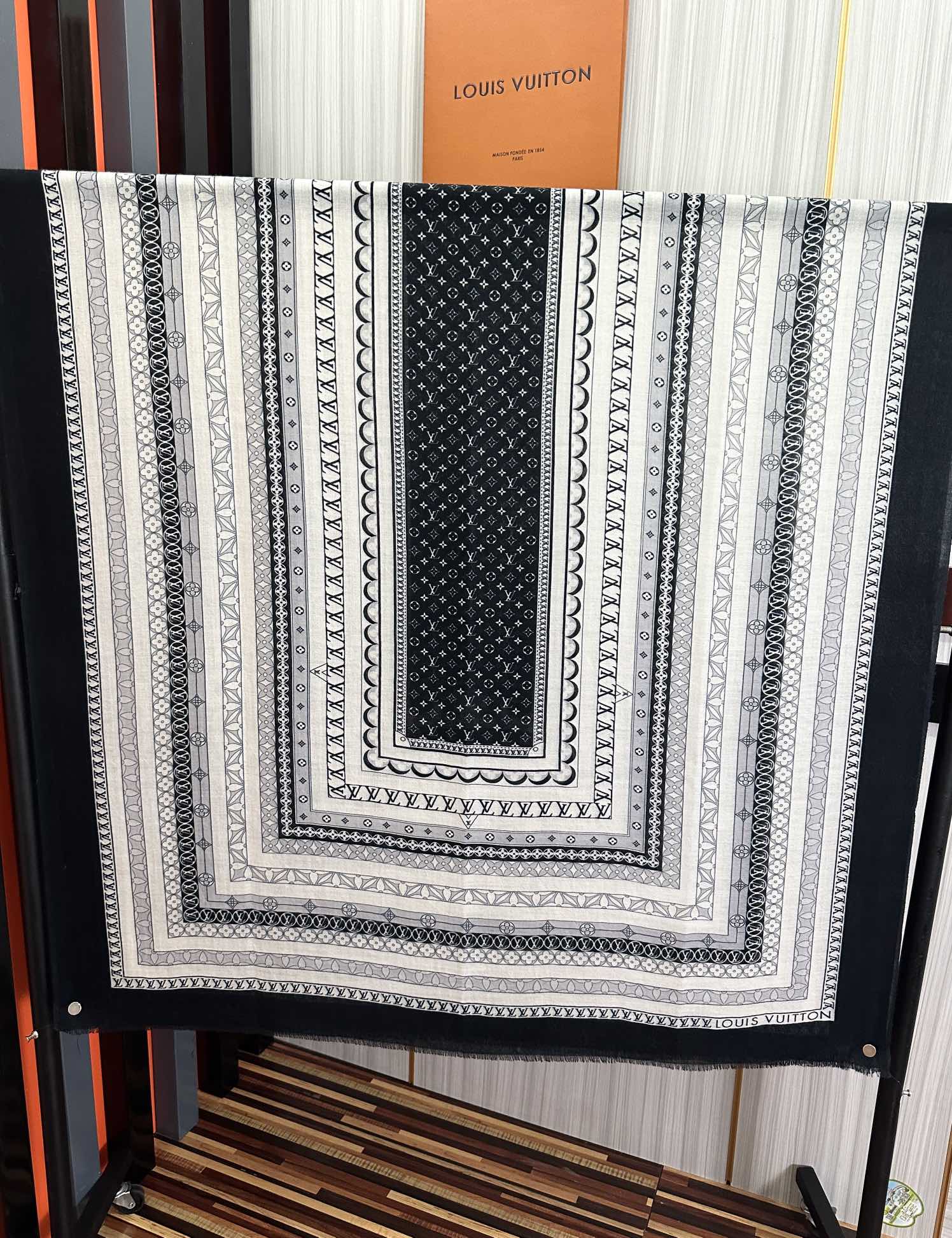 LOUIS VUITTON SCARF 200 CM IN BLACK MIX WHITE CASHMERE 394889