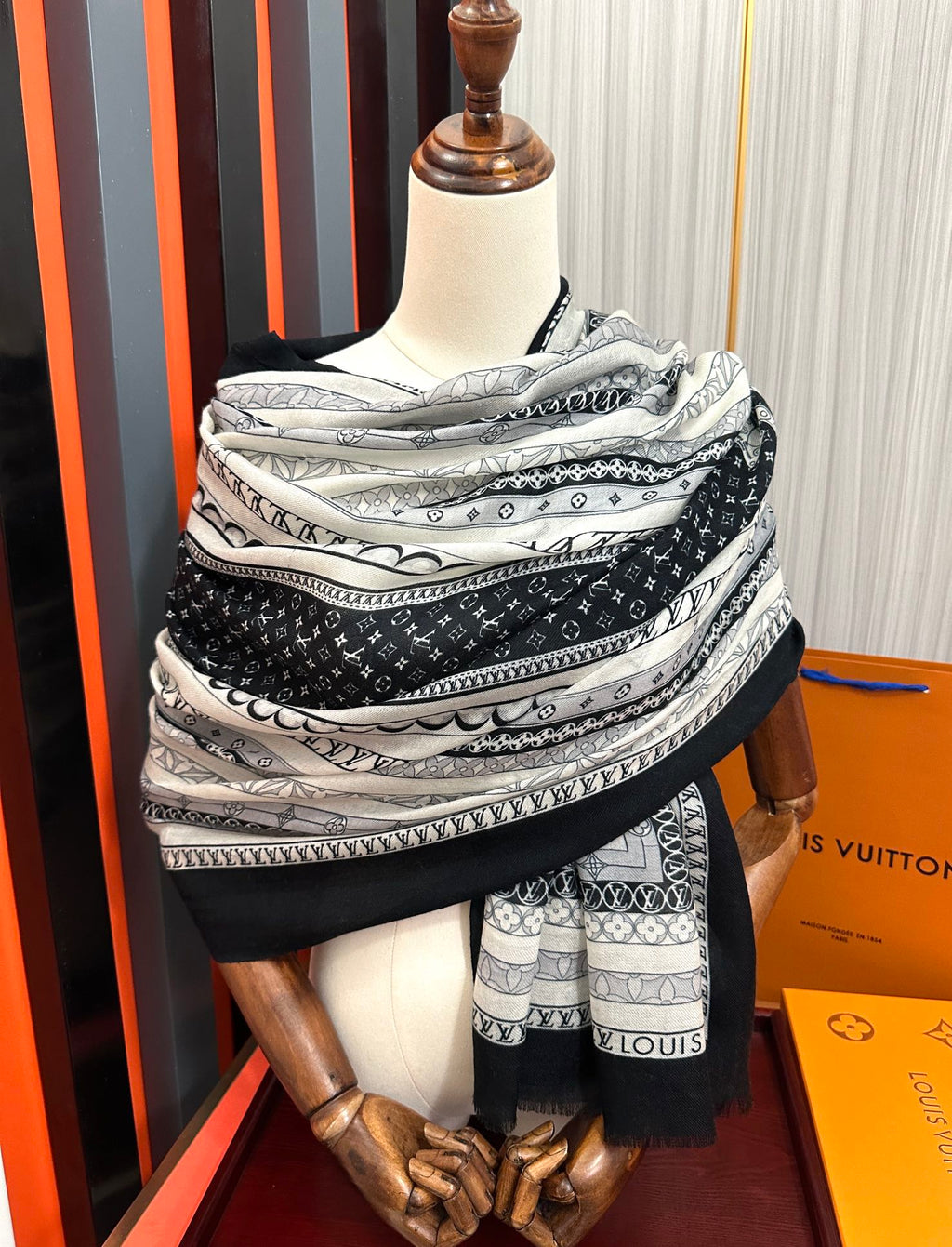 LOUIS VUITTON SCARF 200 CM IN BLACK MIX WHITE CASHMERE 394889