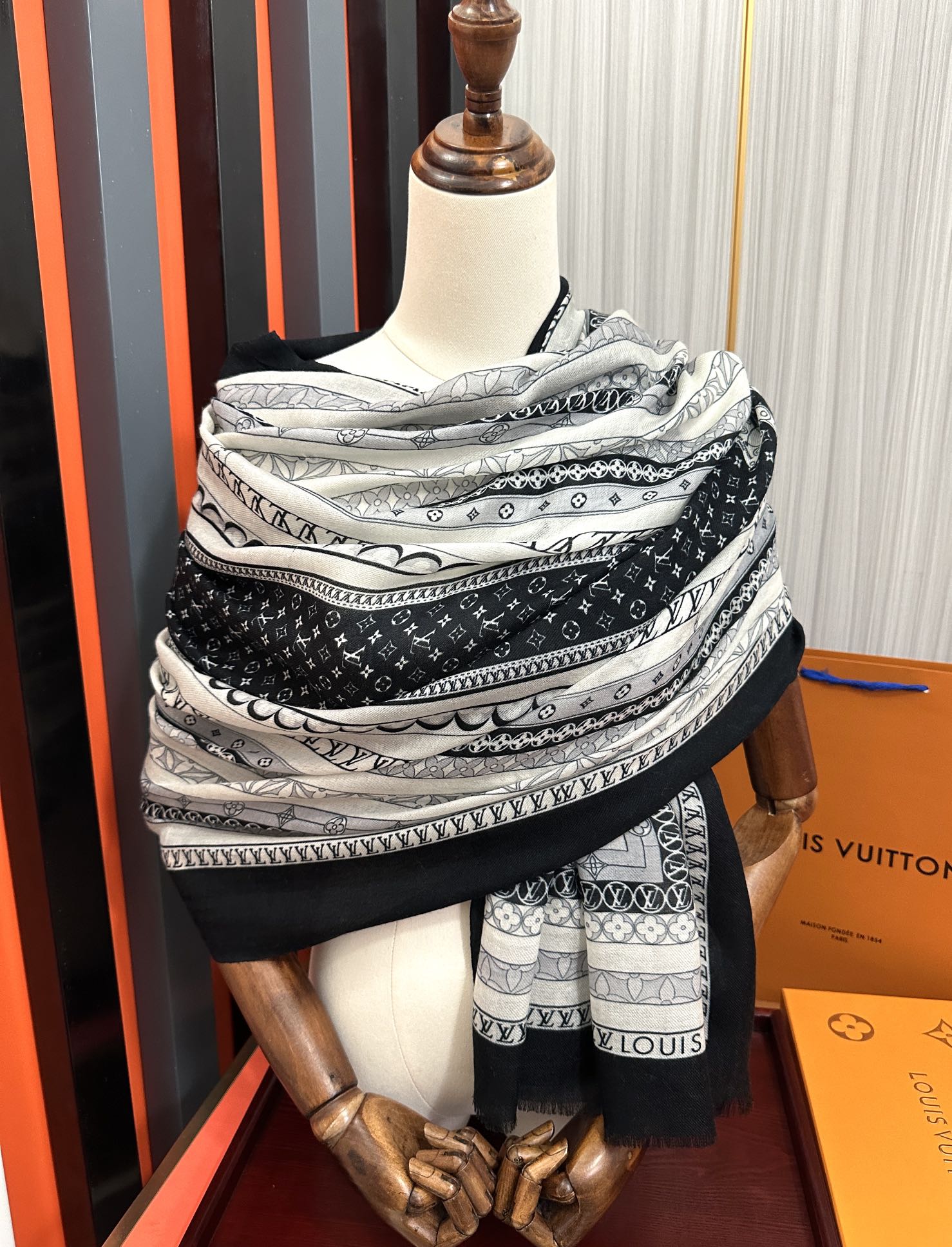 LOUIS VUITTON SCARF 200 CM IN BLACK MIX WHITE CASHMERE 394889