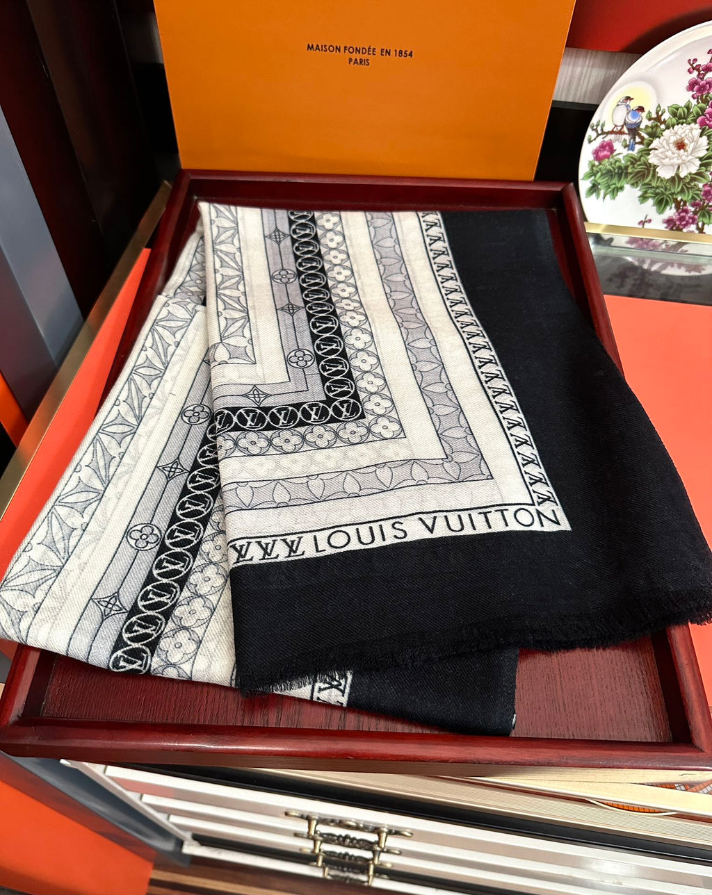 LOUIS VUITTON SCARF 200 CM IN BLACK MIX WHITE CASHMERE 394889