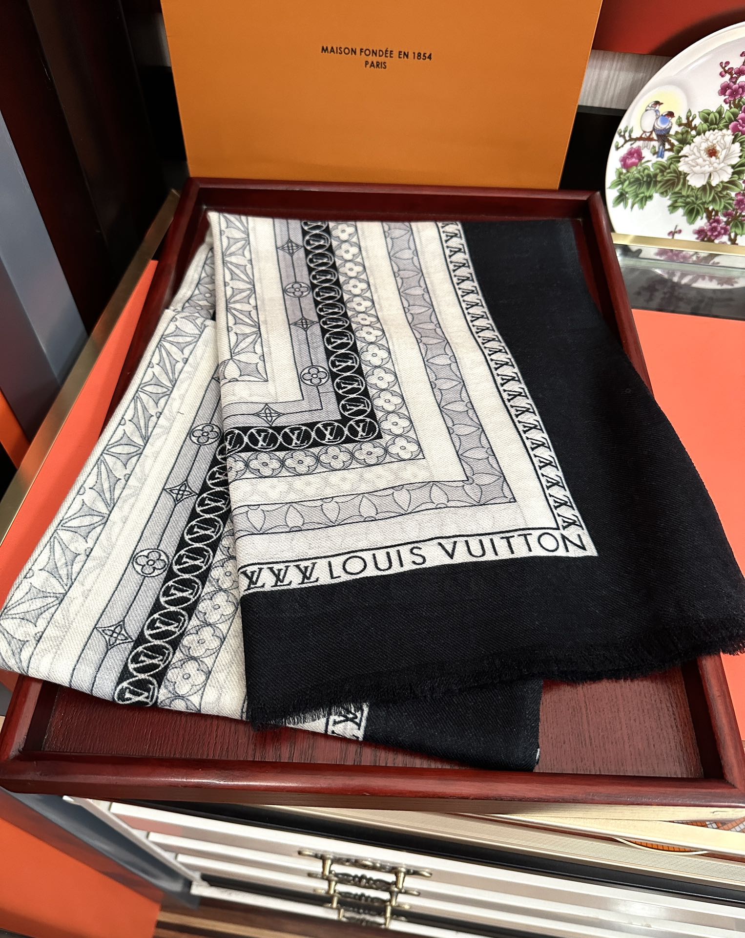 LOUIS VUITTON SCARF 200 CM IN BLACK MIX WHITE CASHMERE 394889