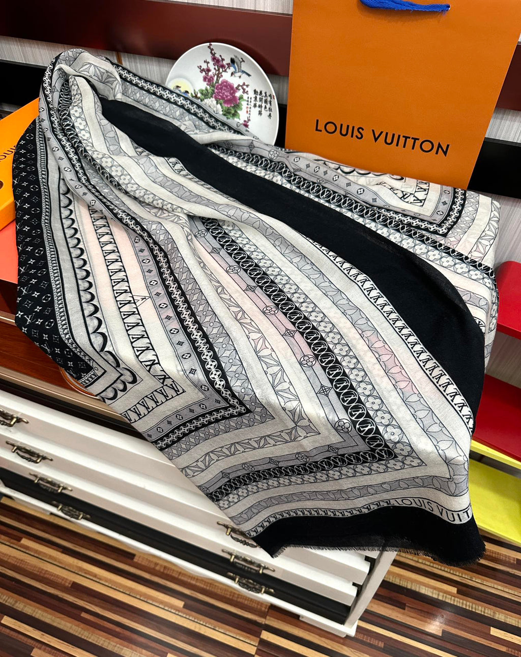 LOUIS VUITTON SCARF 200 CM IN BLACK MIX WHITE CASHMERE 394889