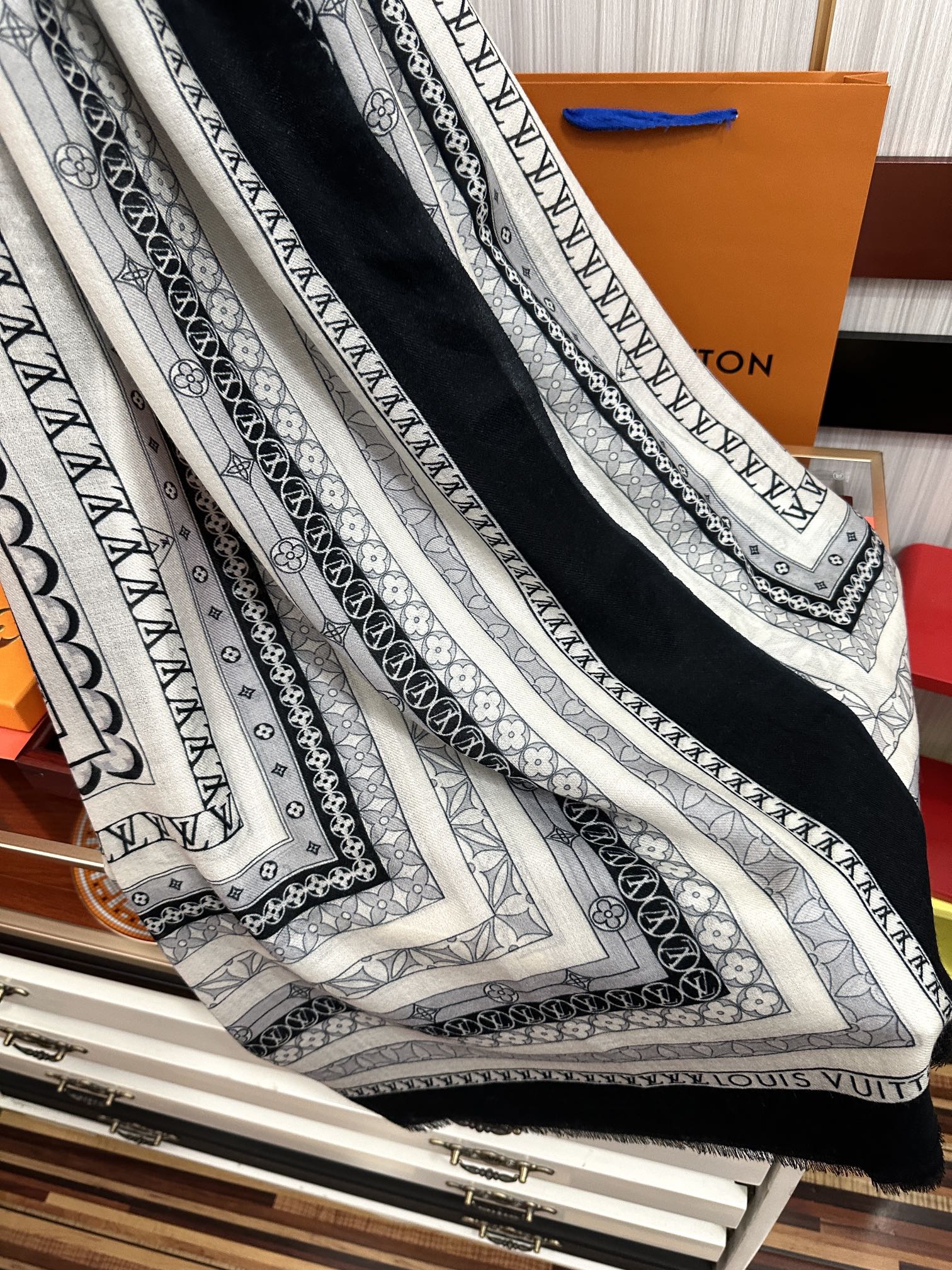LOUIS VUITTON SCARF 200 CM IN BLACK MIX WHITE CASHMERE 394889