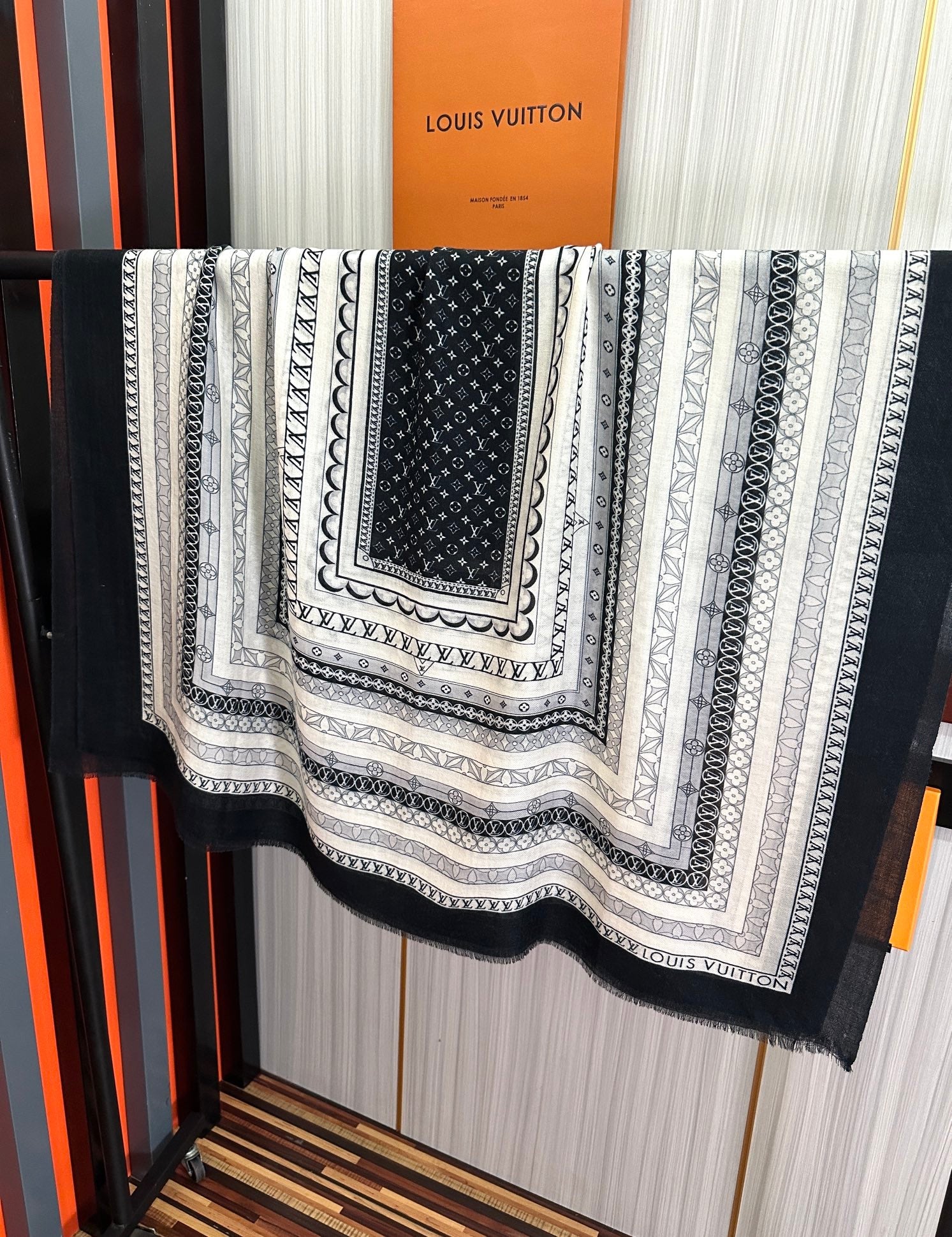 LOUIS VUITTON SCARF 200 CM IN BLACK MIX WHITE CASHMERE 394889