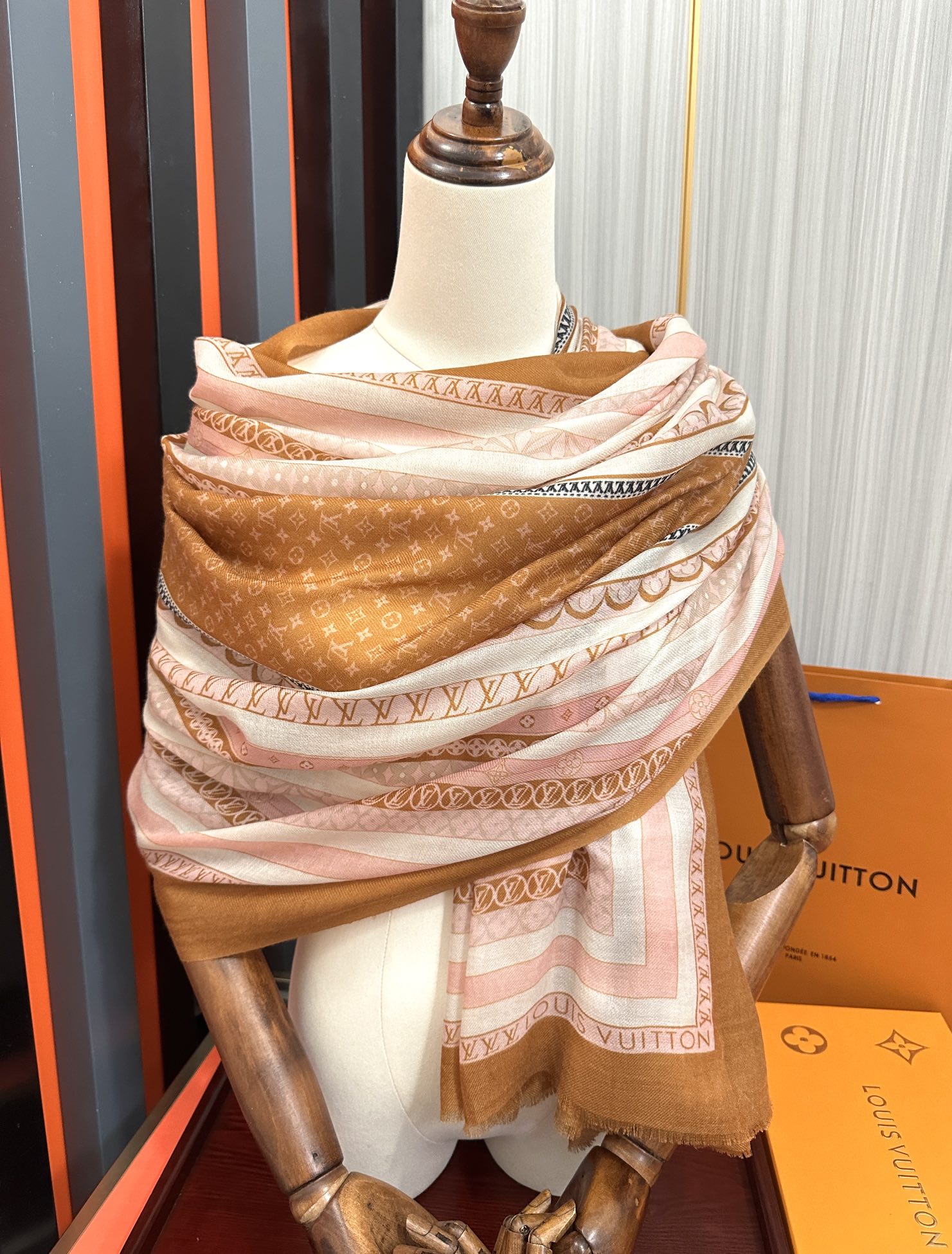LOUIS VUITTON SCARF 200 CM IN COLORFUL CASHMERE 394891