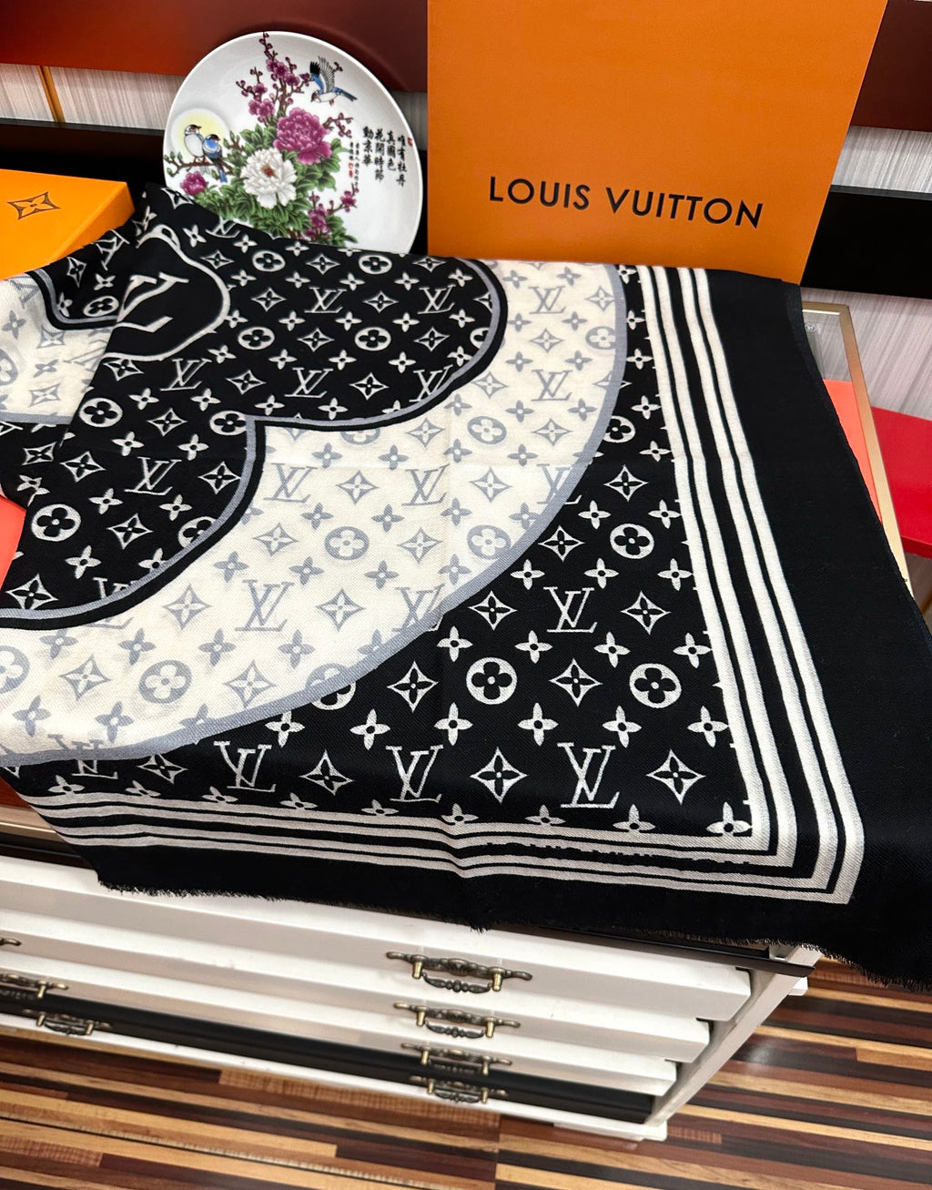 LOUIS VUITTON SCARF 200 CM IN BLACK MIX WHITE CASHMERE 400030