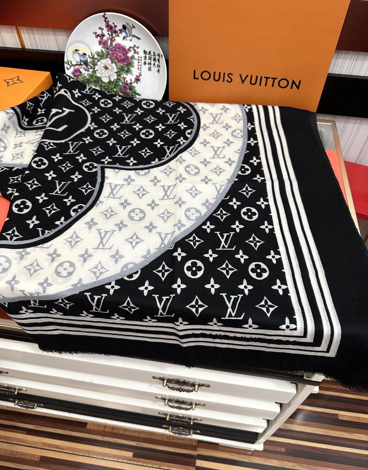 LOUIS VUITTON SCARF 200 CM IN BLACK MIX WHITE CASHMERE 400030