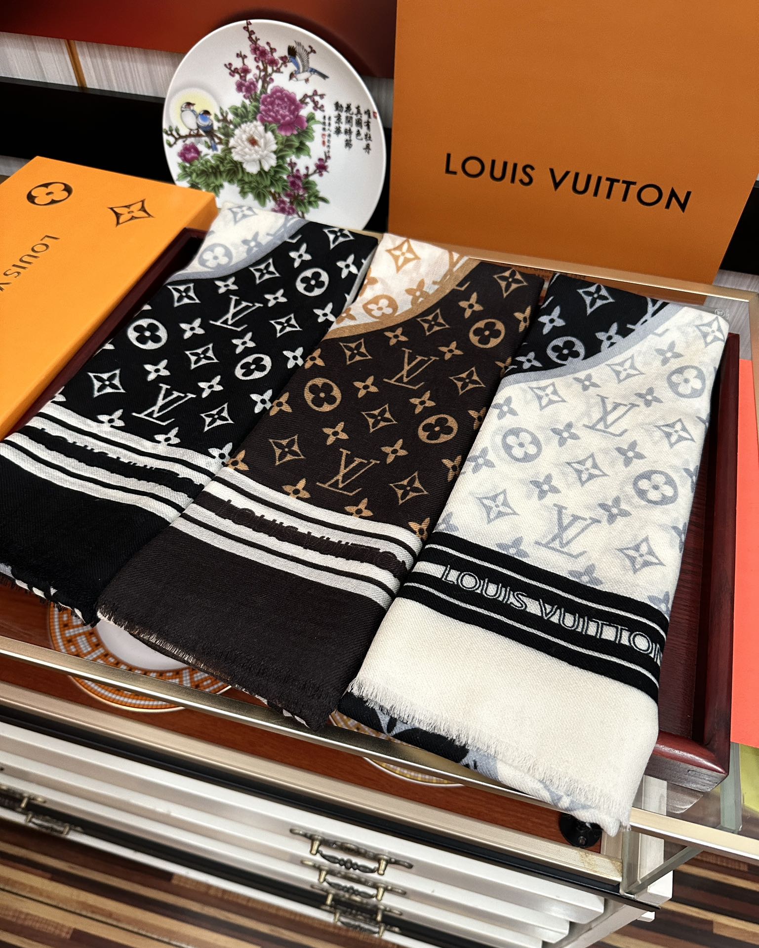 LOUIS VUITTON SCARF 200 CM IN BLACK MIX WHITE CASHMERE 400030