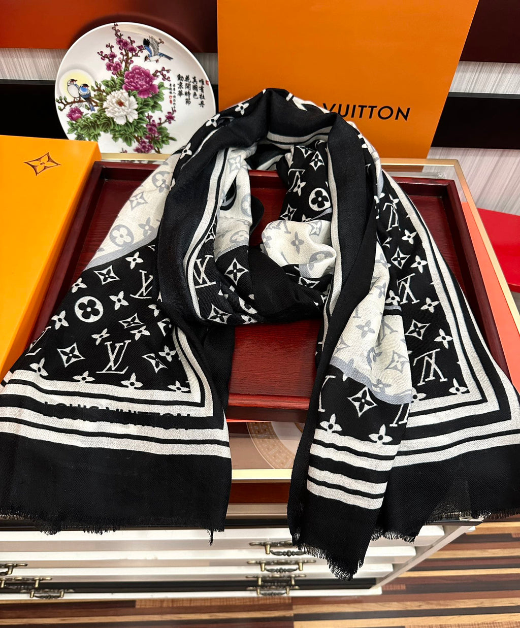 LOUIS VUITTON SCARF 200 CM IN BLACK MIX WHITE CASHMERE 400030